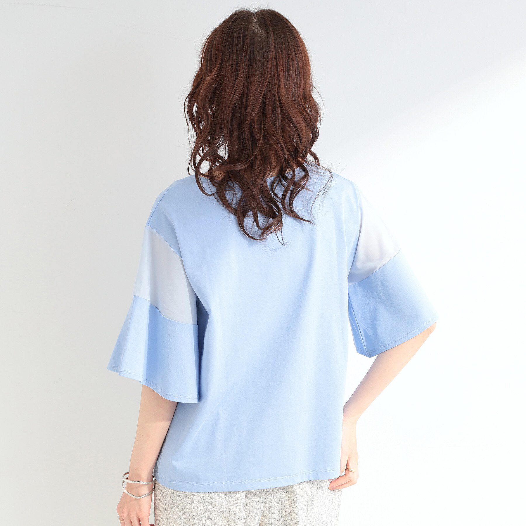 SHOO･LA･RUE「【ひんやり/S-LL/体型カバー】フレアスリーブで二の腕を自然にカバー 浅VネックTシャツ」|Tシャツ・カットソー|
