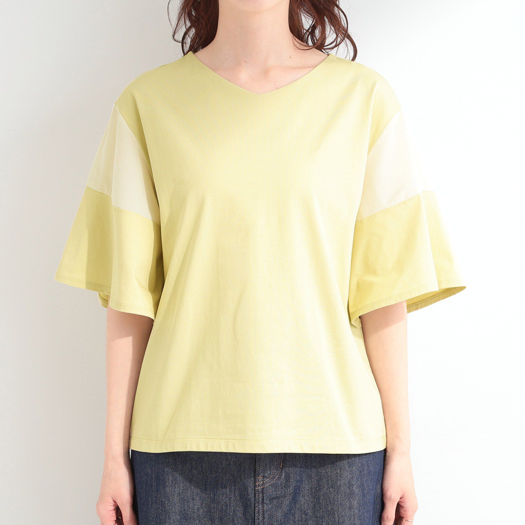 SHOO･LA･RUE「【ひんやり/S-LL/体型カバー】フレアスリーブで二の腕を自然にカバー 浅VネックTシャツ」|Tシャツ・カットソー|