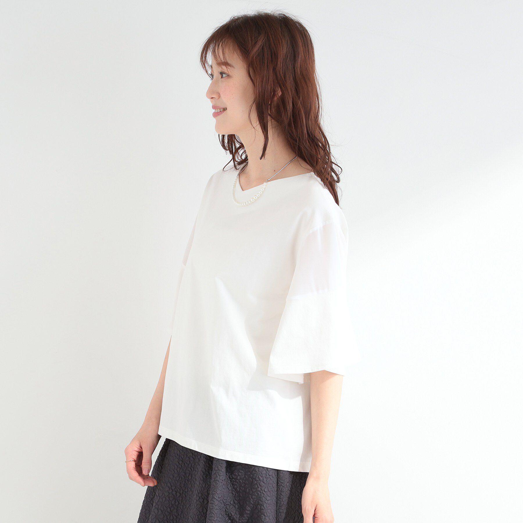 SHOO･LA･RUE「【ひんやり/S-LL/体型カバー】フレアスリーブで二の腕を自然にカバー 浅VネックTシャツ」|Tシャツ・カットソー|