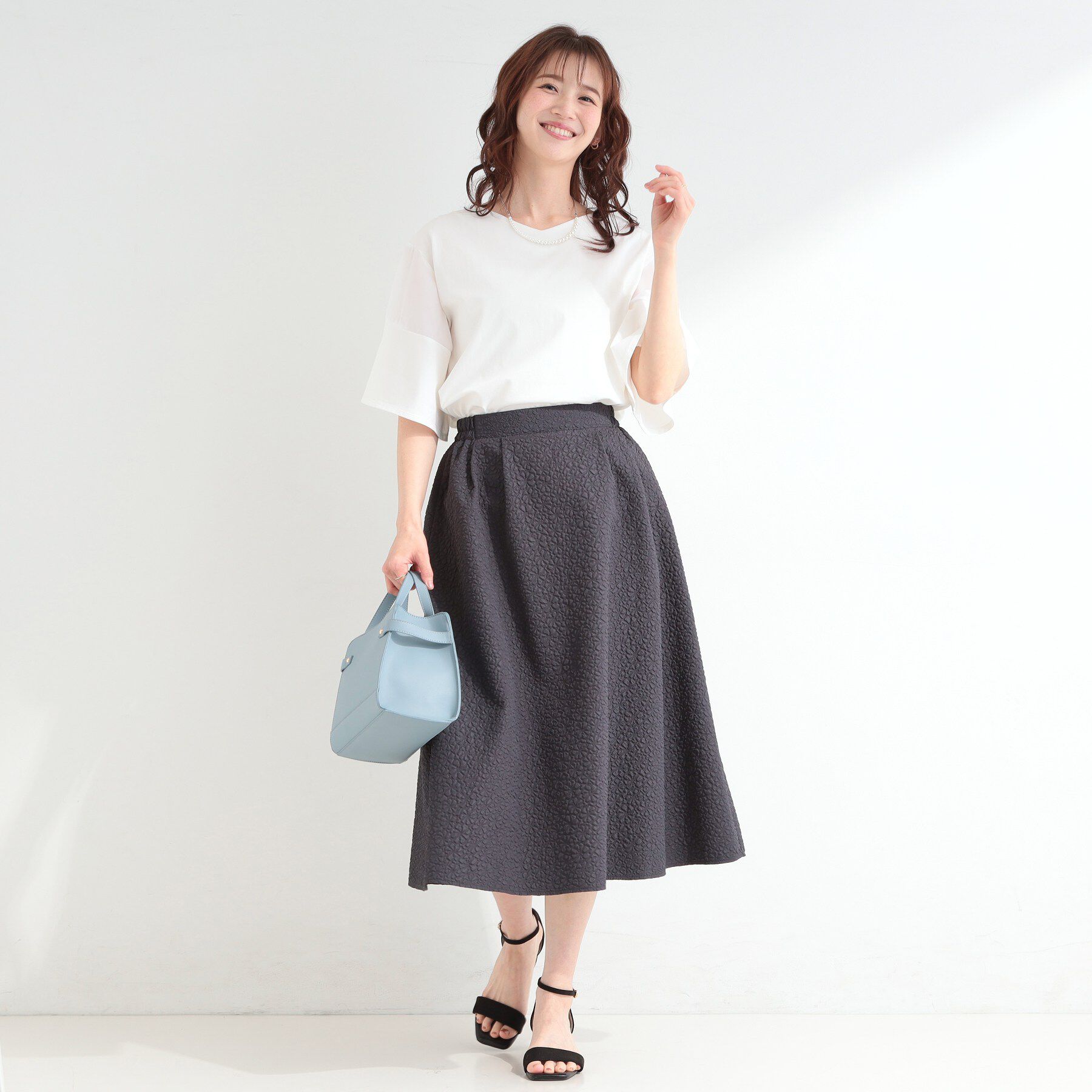 SHOO･LA･RUE「【ひんやり/S-LL/体型カバー】フレアスリーブで二の腕を自然にカバー 浅VネックTシャツ」|Tシャツ・カットソー|