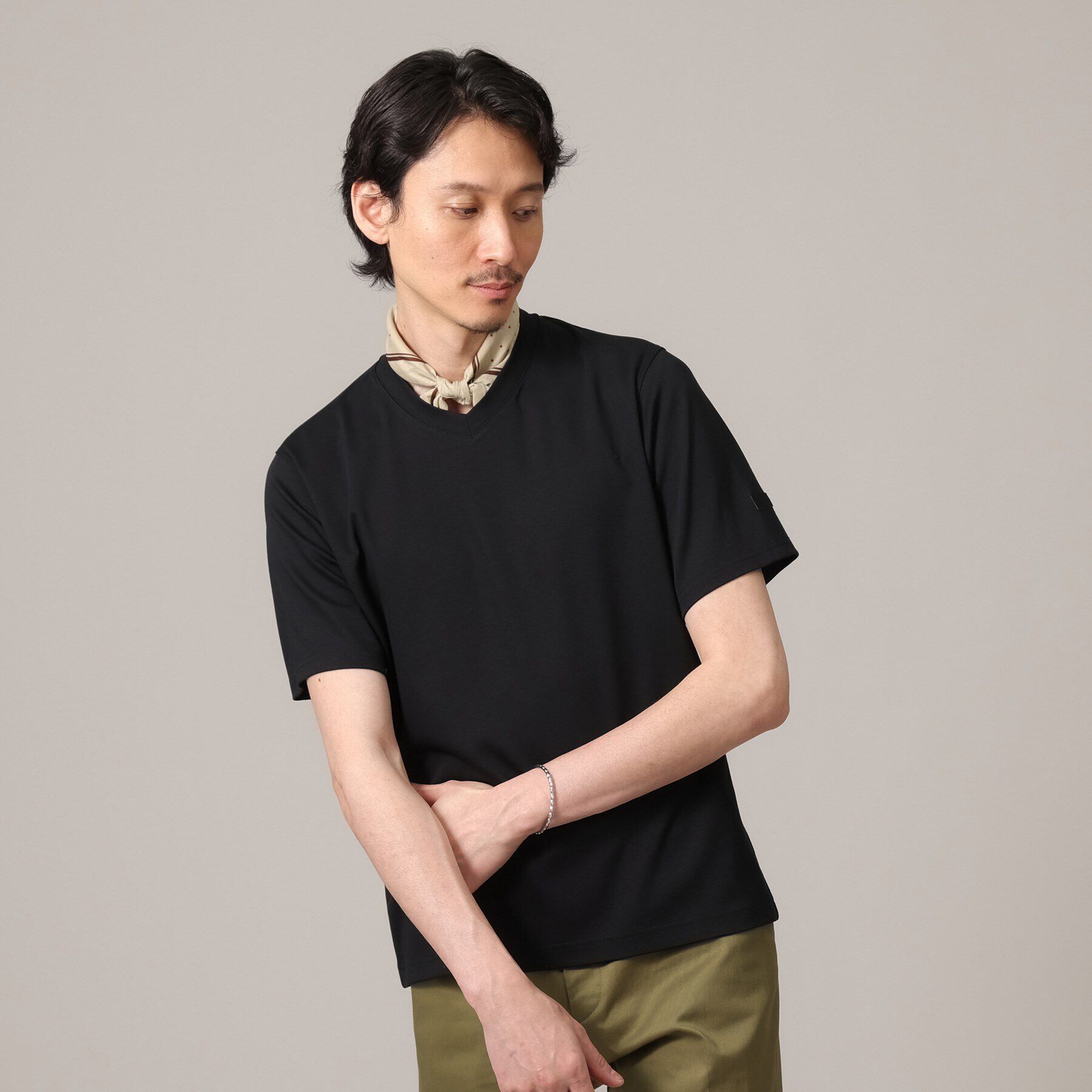 TAKEO KIKUCHI「【抗菌防臭】ジャケットインナー 半袖 Vカットソー」|Tシャツ・カットソー|ブラック(019)
