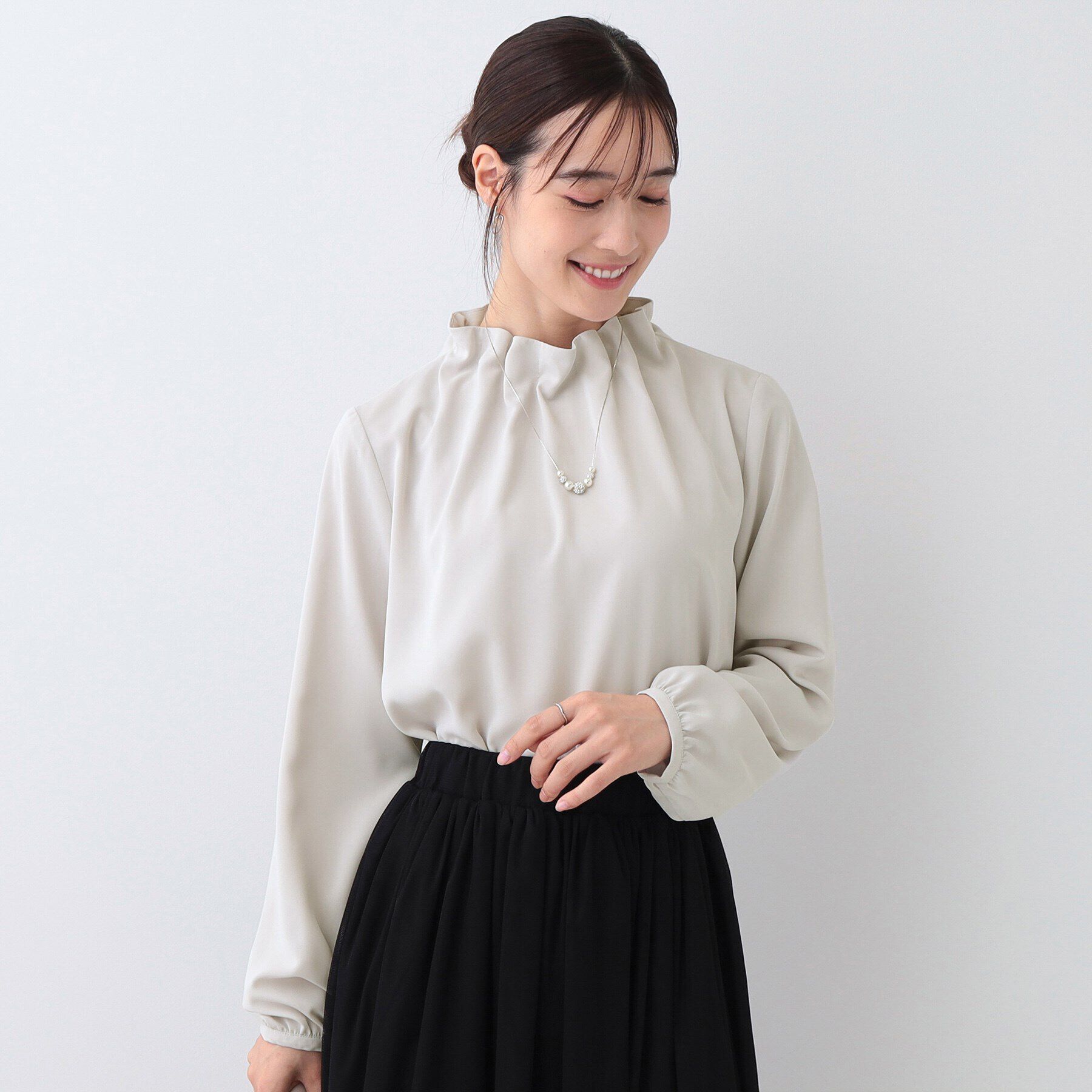 SHOO･LA･RUE「【S-3L/洗える/セレモニー】さらり軽やか フリルスタンドカラーブラウス」|シャツ・ブラウス|ライトグレー(011