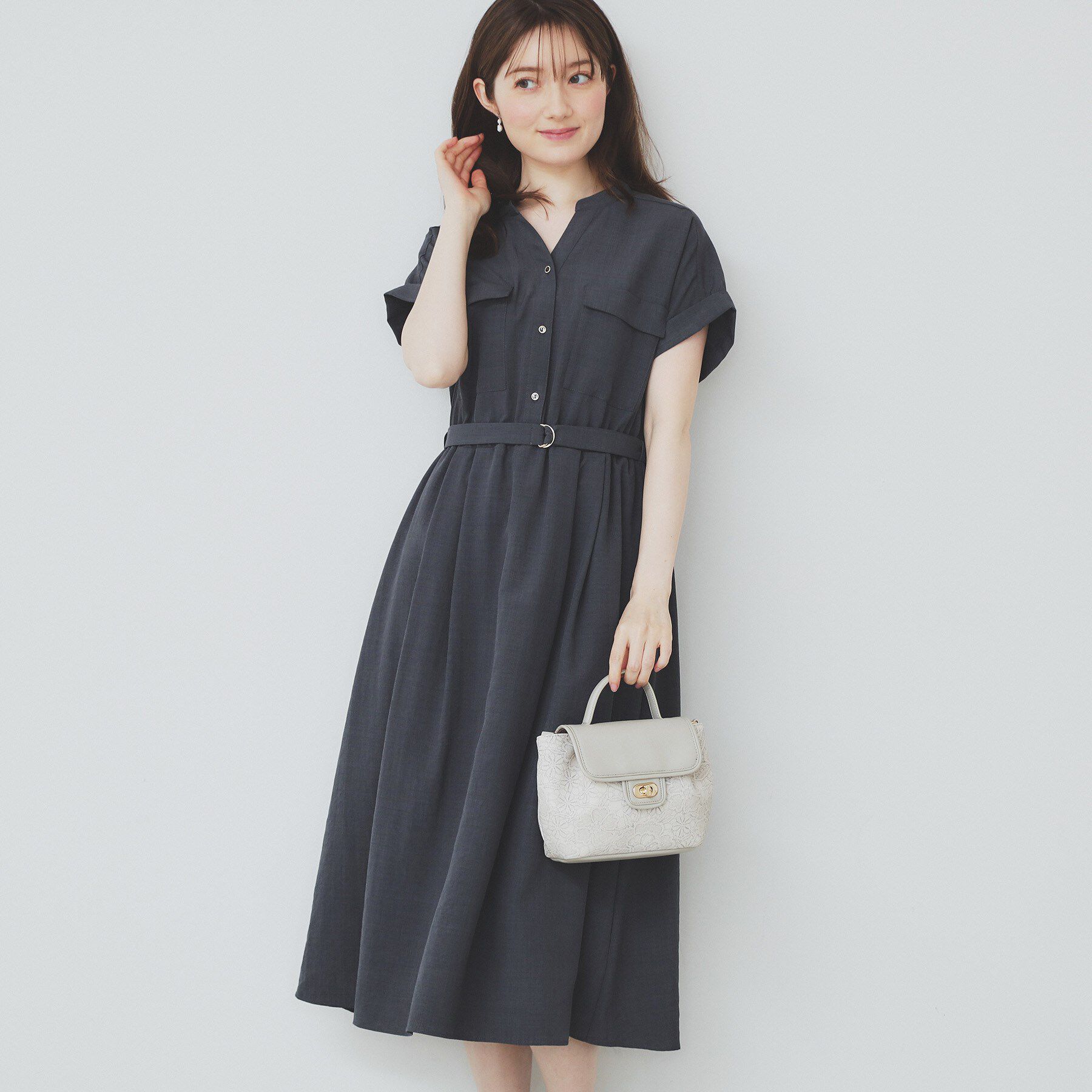 index「《7色展開／XS-LLサイズ》ダブルポケットスキッパーシャツワンピース【吸水速乾／防シワ／イージーア」|ワンピース|チャコールグレー(8
