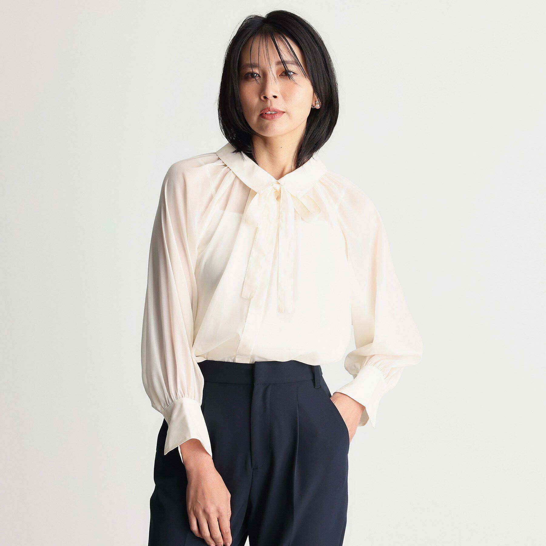 THE SHOP TK「【ONOFF活躍/セレモニー/通勤】タイ付きラメジョーゼットシャツ/洗える」|シャツ・ブラウス|