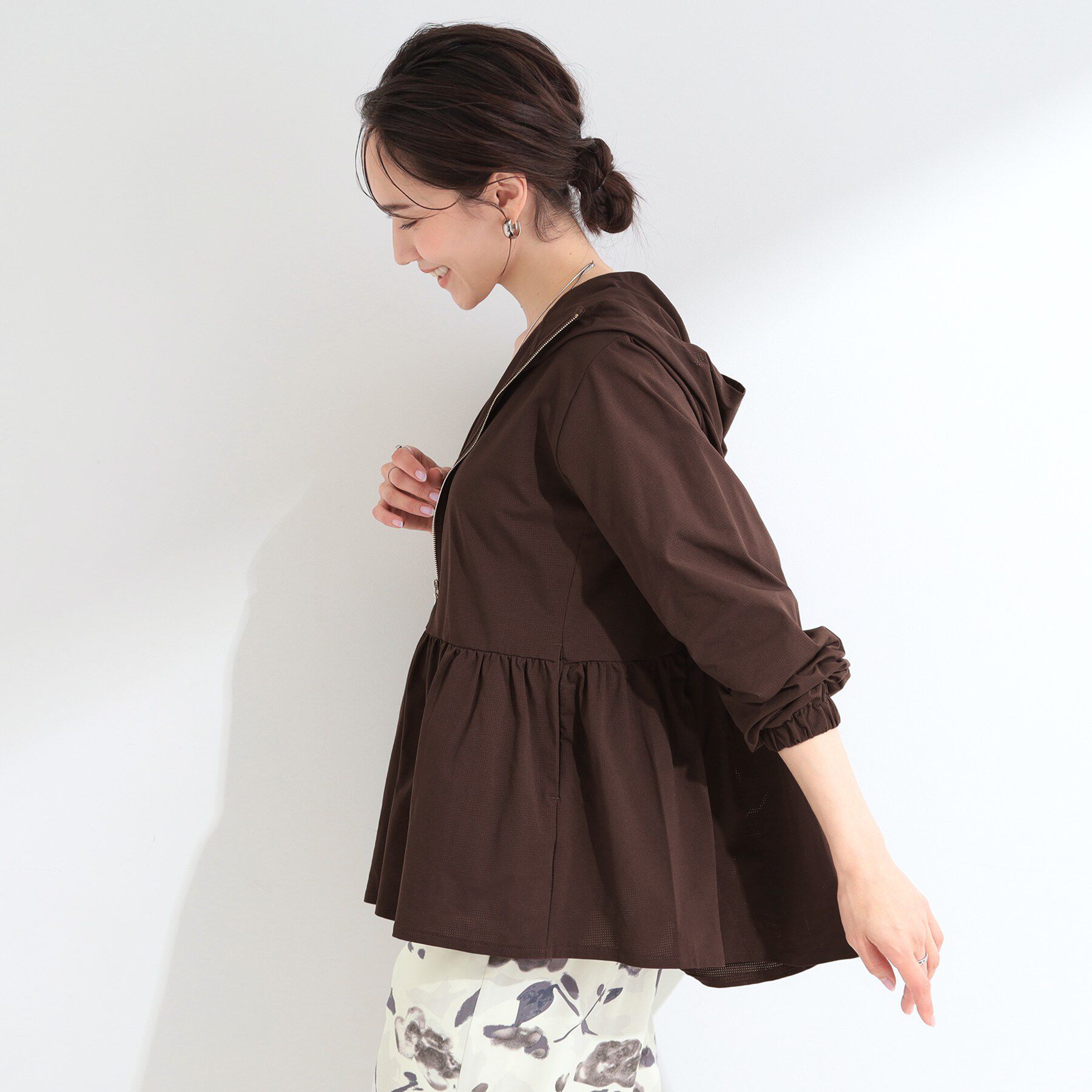 SHOO･LA･RUE「【ひんやり/S-LL/体型カバー】ペプラムフリルとゴールドパーツが女性らしい UVパーカ」|ブルゾン・スタジャン|