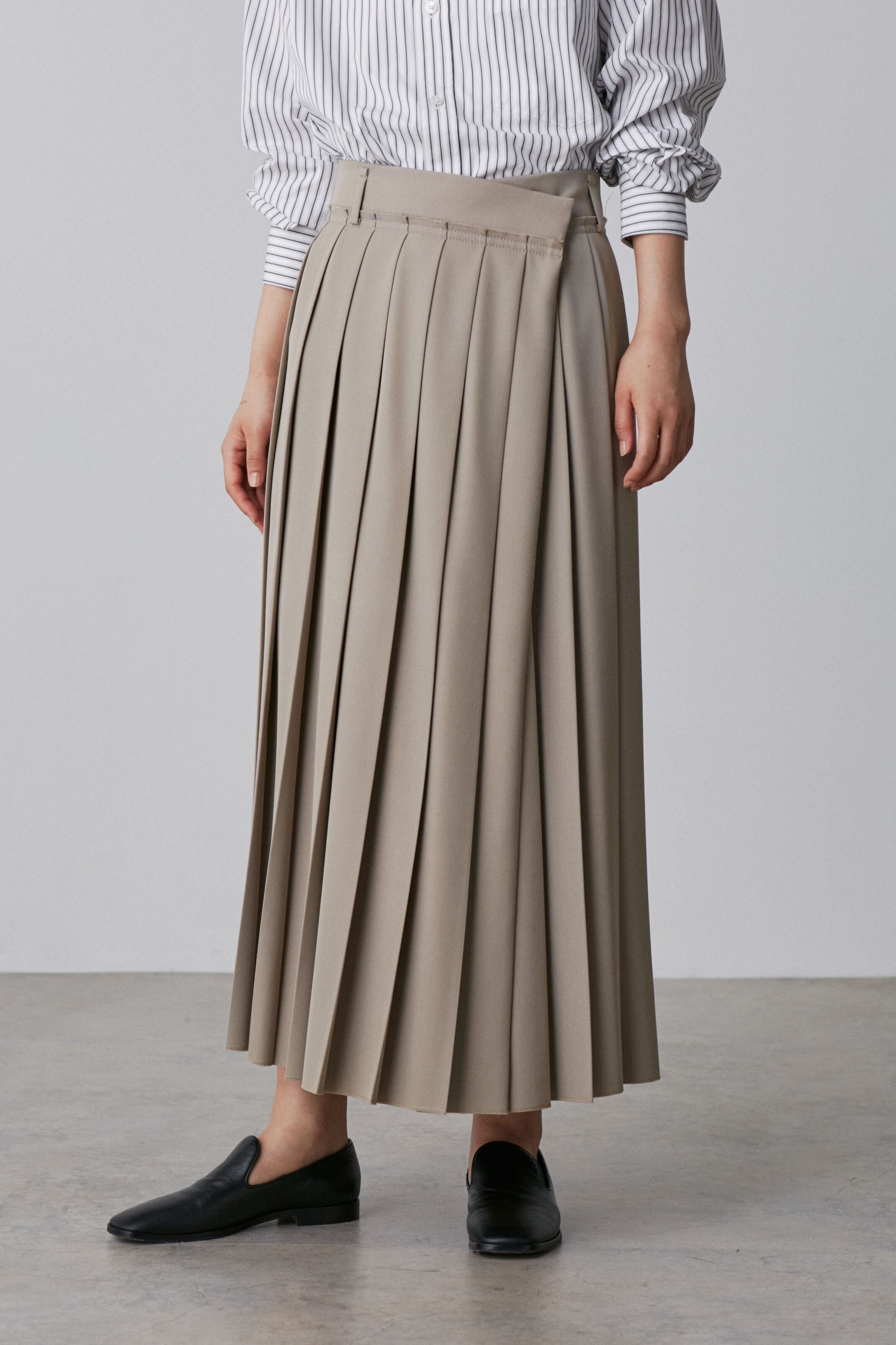 YLEVE 「YLEVE / WOOL SURGE PLEATED  SKIRT」|スカート|