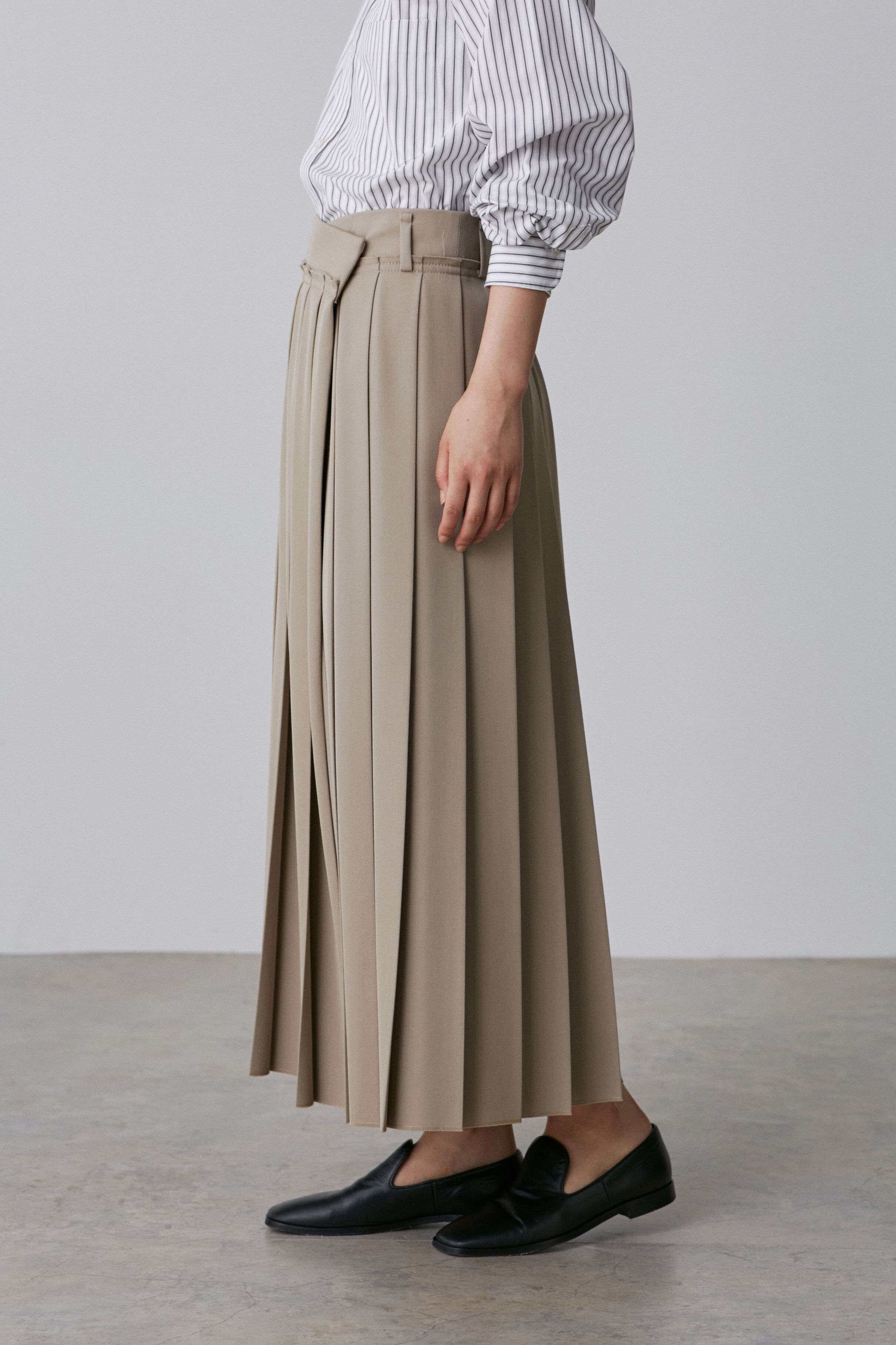 YLEVE 「YLEVE / WOOL SURGE PLEATED  SKIRT」|スカート|