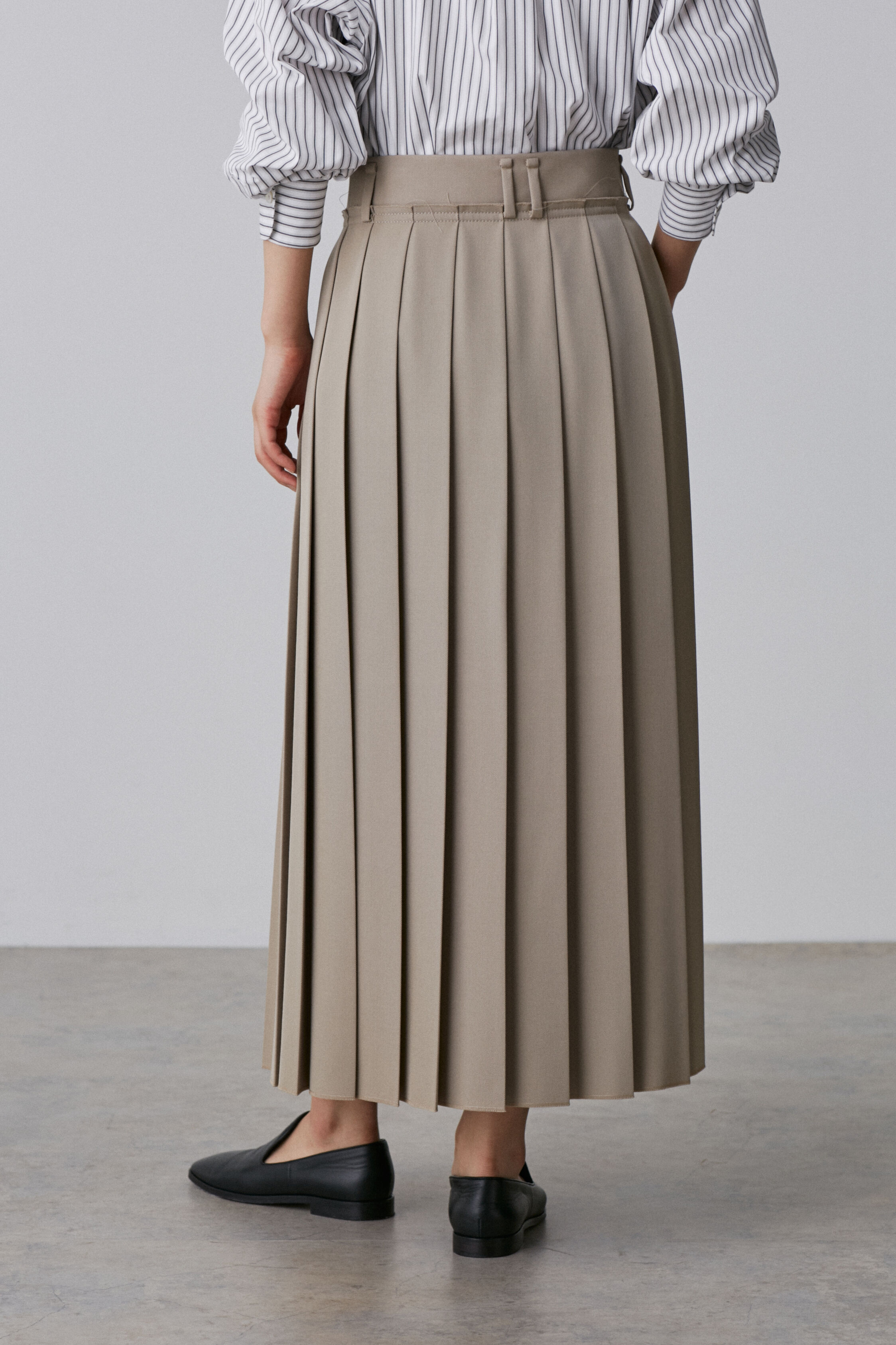 YLEVE 「YLEVE / WOOL SURGE PLEATED  SKIRT」|スカート|