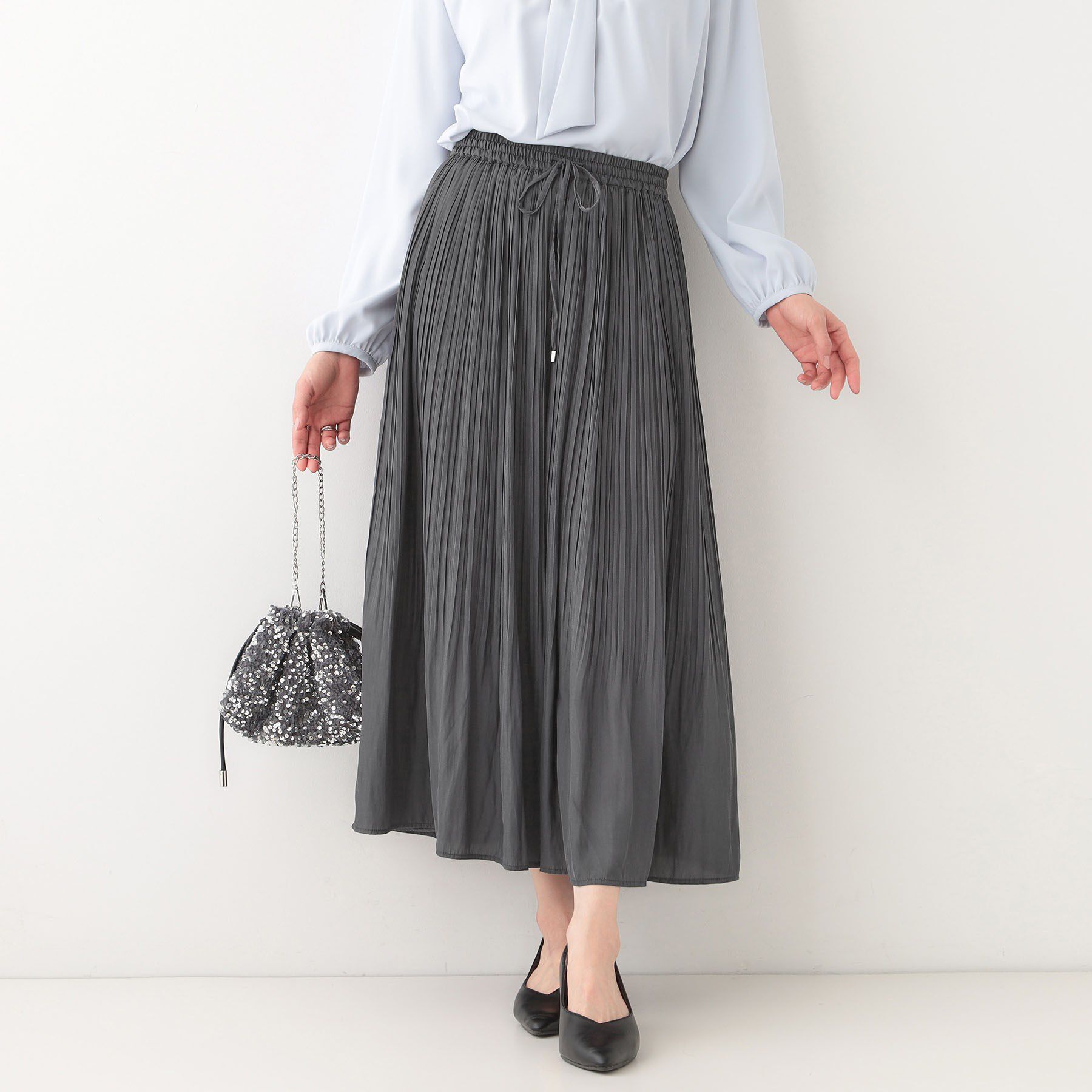 SHOO･LA･RUE「【高レビュー】広がり過ぎずすっきりと サテンプリーツスカート」|スカート|チャコールグレー(0