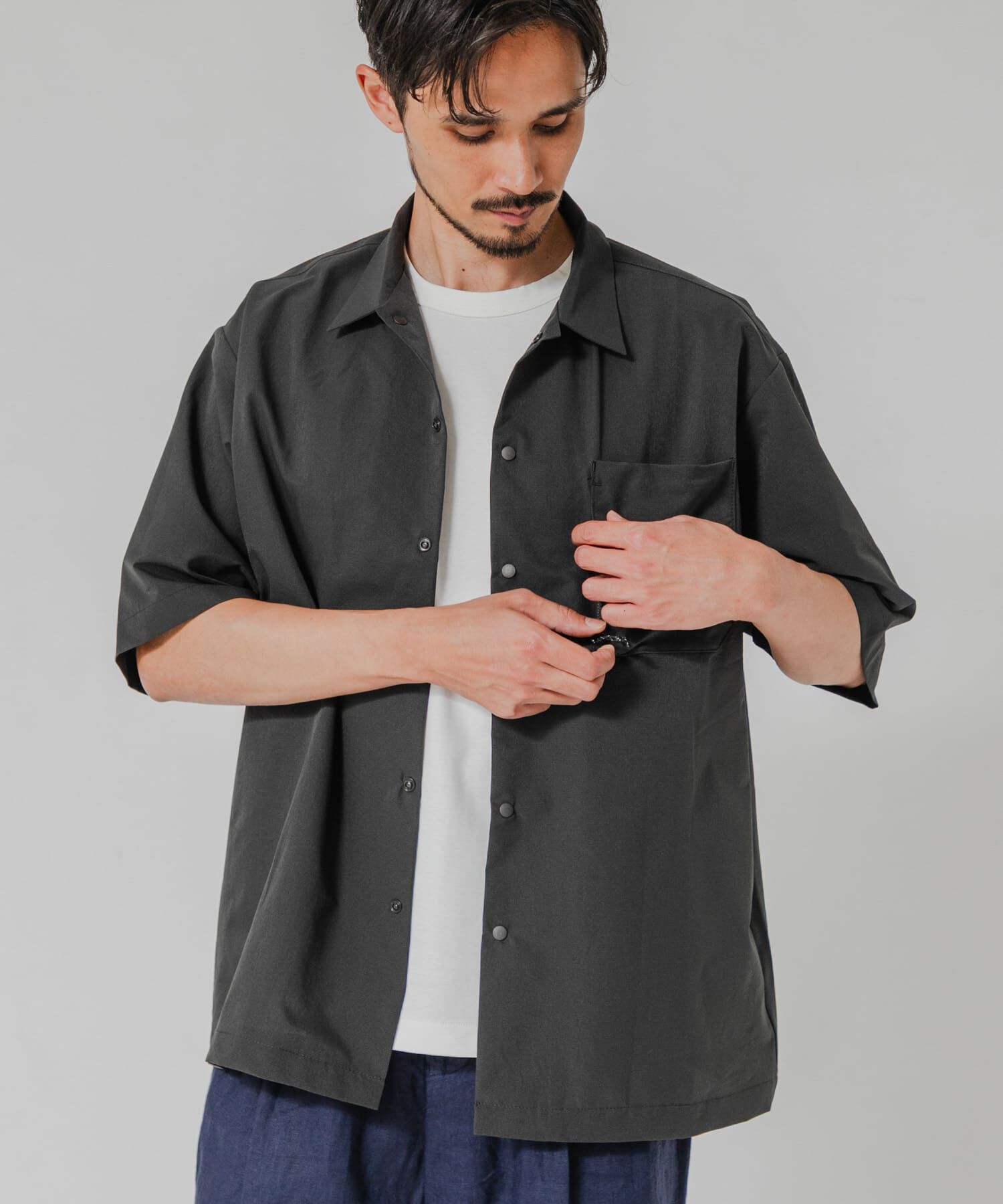 URBAN RESEARCH「『洗濯可/防シワ/撥水』COOL DOTS SHORT-SLEEVE SHIRTS」|シャツ・ブラウス|チャコールグレー