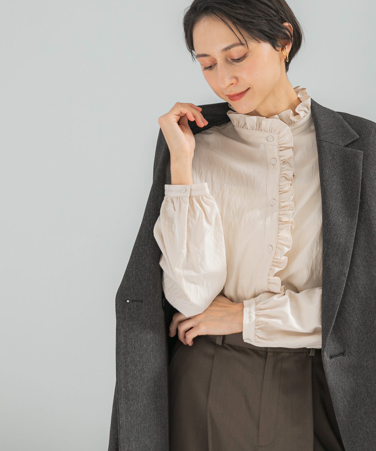 URBAN RESEARCH ROSSO「『WEB限定』フリルスタンドカラーシャツ」|シャツ・ブラウス|ベージュ