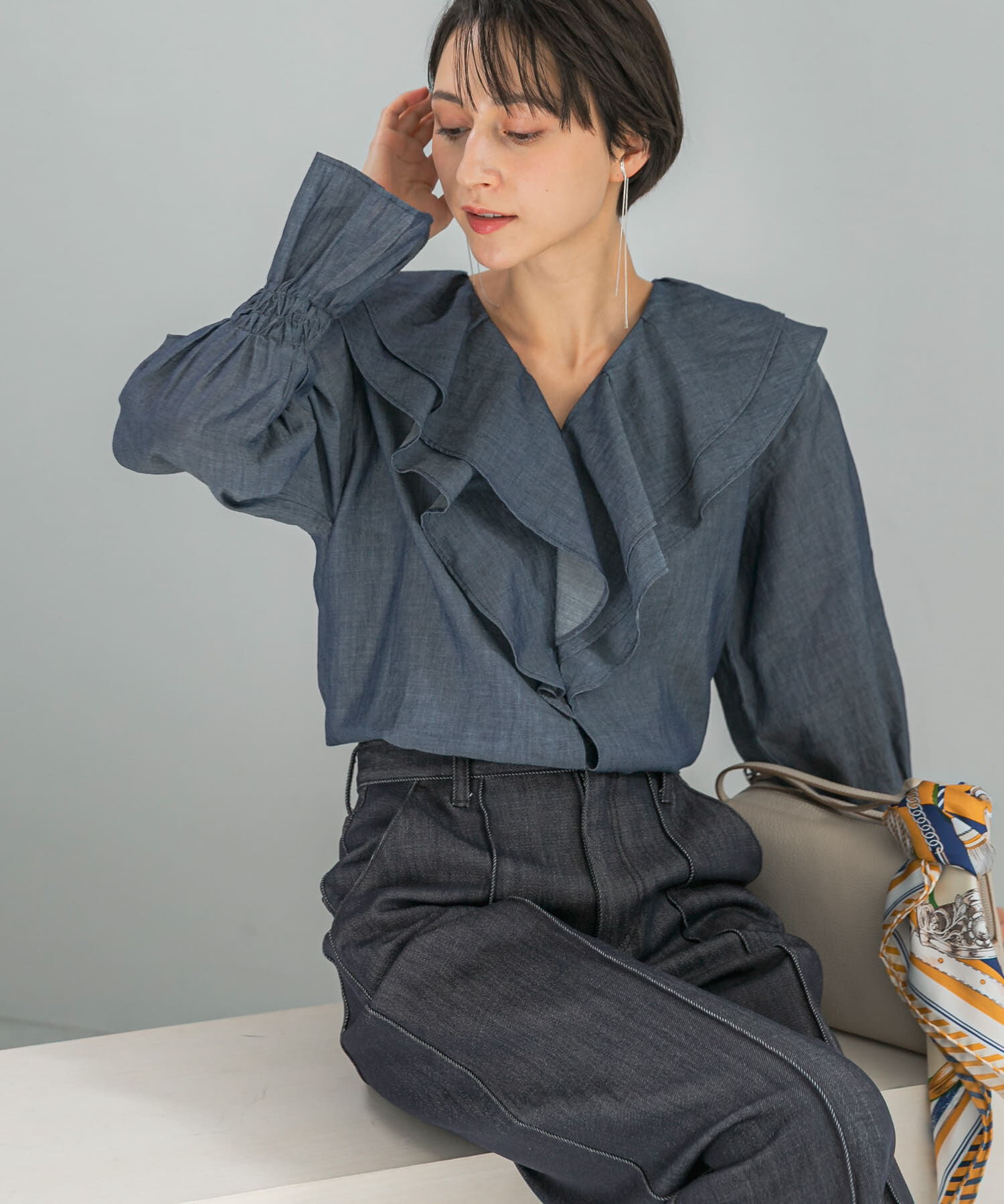 URBAN RESEARCH ROSSO「Vネックラッフルシアーデニムブラウス」|シャツ・ブラウス|