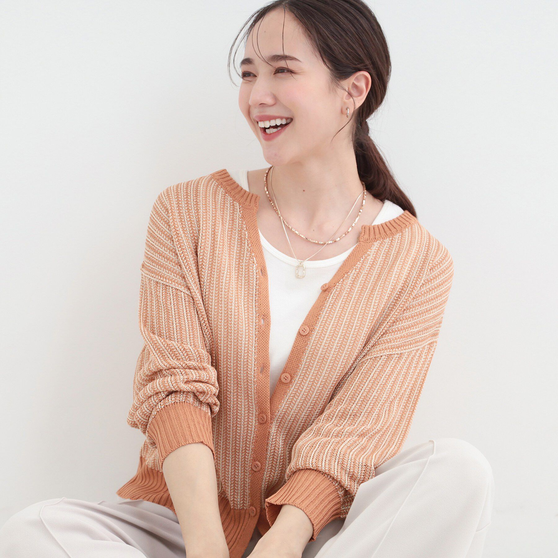 SHOO･LA･RUE「【洗濯機可/S-LL】キーネックでお顔周りすっきり ざっくり編みカーディガン」|カーディガン|オレンジ(367)