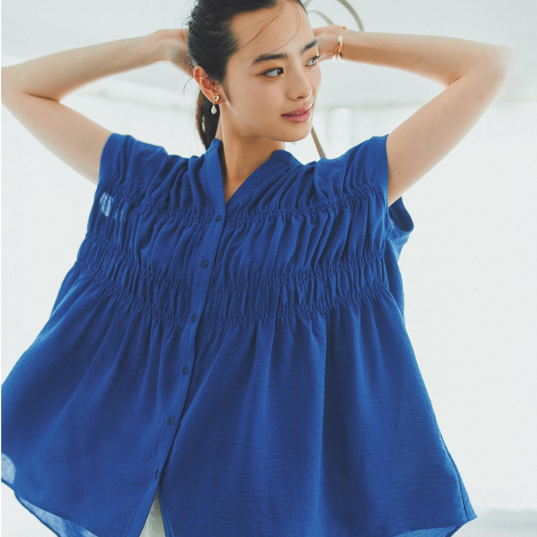 THE SHOP TK「【夏に嬉しい機能つき】ひんやりさらさら シャーリングブラウス」|シャツ・ブラウス|