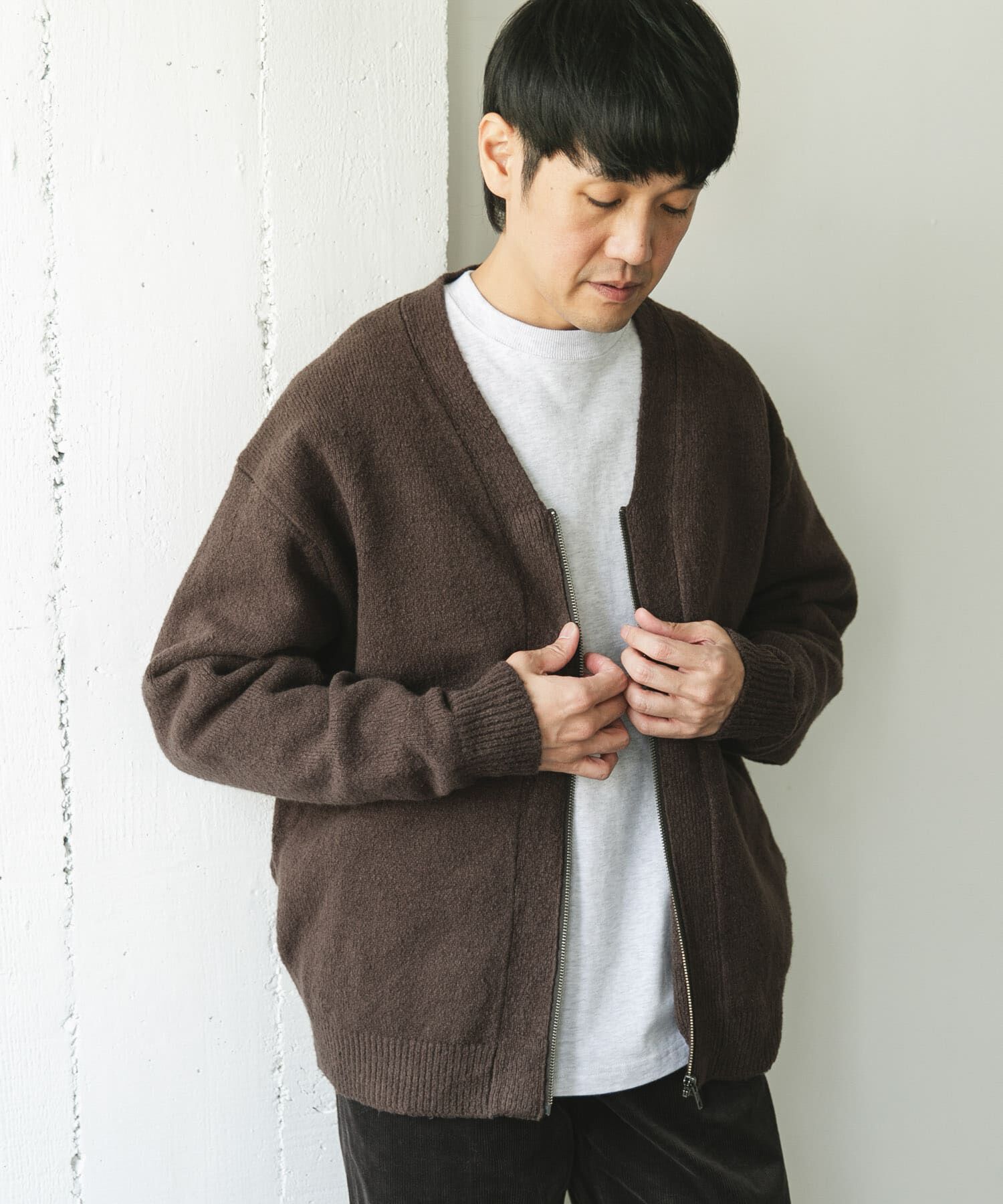 URBAN RESEARCH DOORS「AIR FIT Vネックカーディガン」|カーディガン|ブラウン