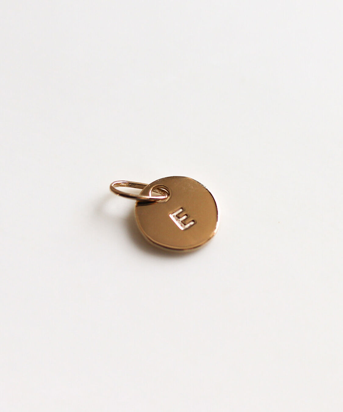  「ゴールド コイン イニシャル チャーム | K10YG」|ネックレス|E