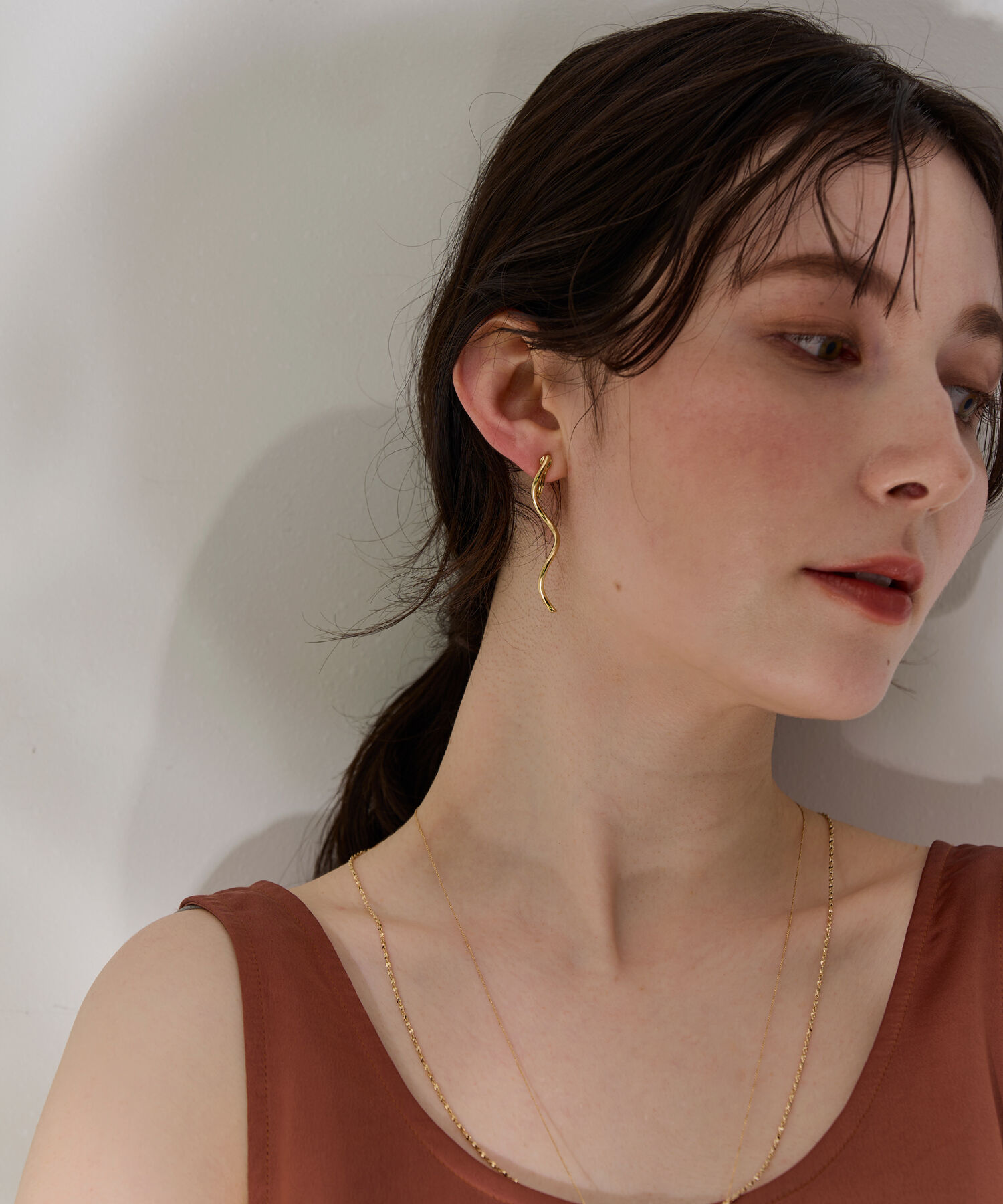 Phoebe「【痛くないシリーズ・金属アレルギー対応】グロスカーブソフトイヤリング　ゴールド」|イヤリング|