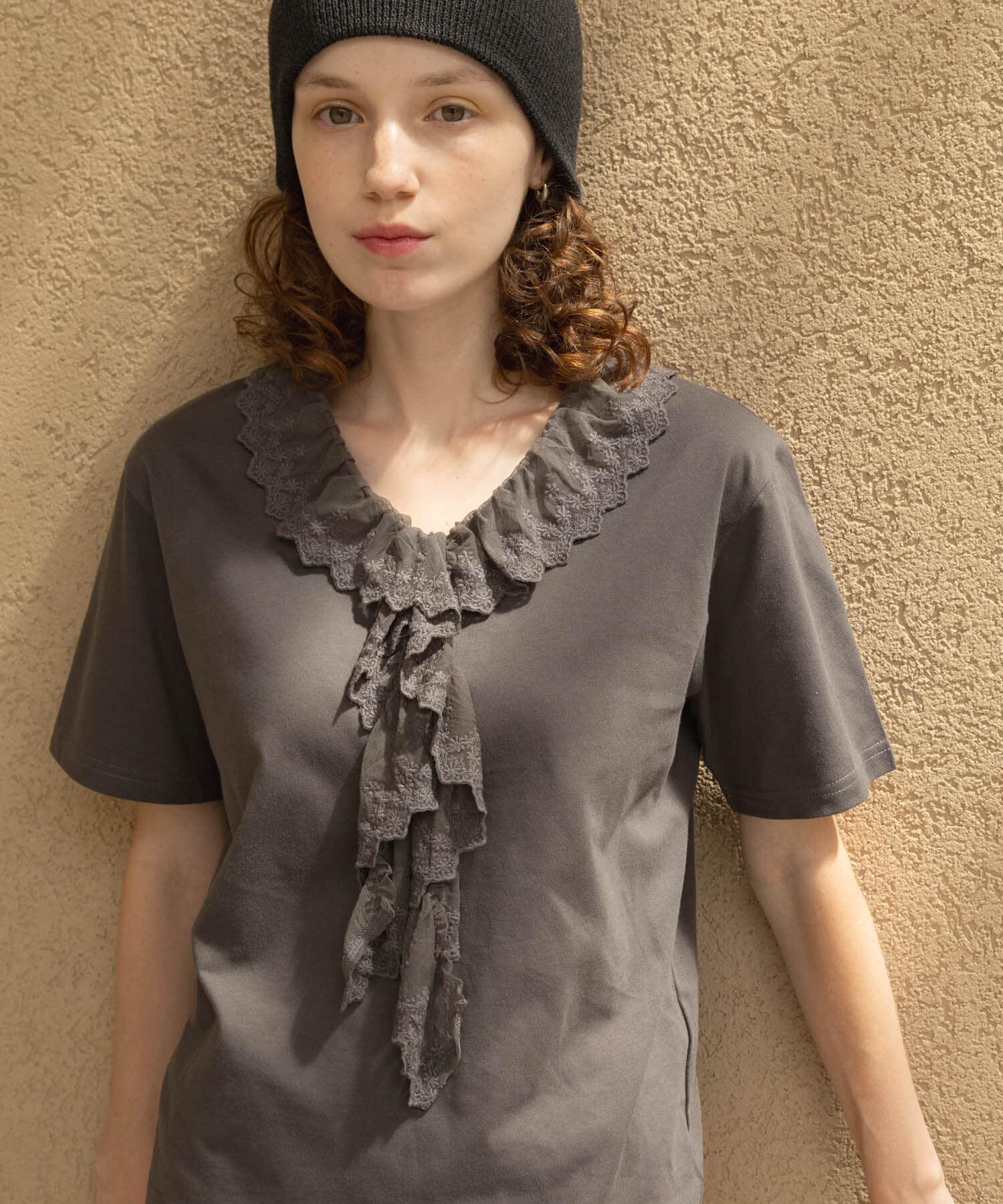 Sonny Label 「Vネックフリルレースカラープルオーバー」|Tシャツ・カットソー|チャコールグレー