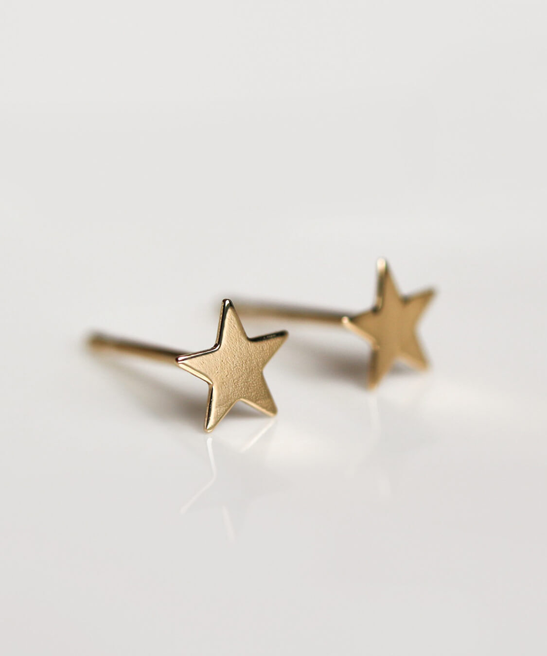  「ゴールド スター ピアス | K18」|ピアス|K18 イエローゴールド