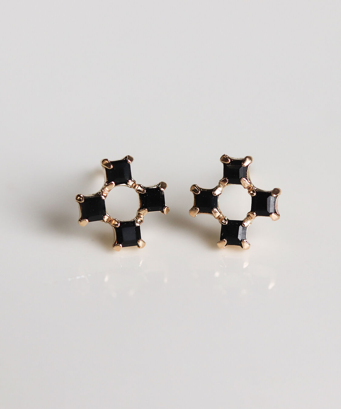  「カラーストーン ジオメトリック ピアス | K10YG」|ピアス|ブラック