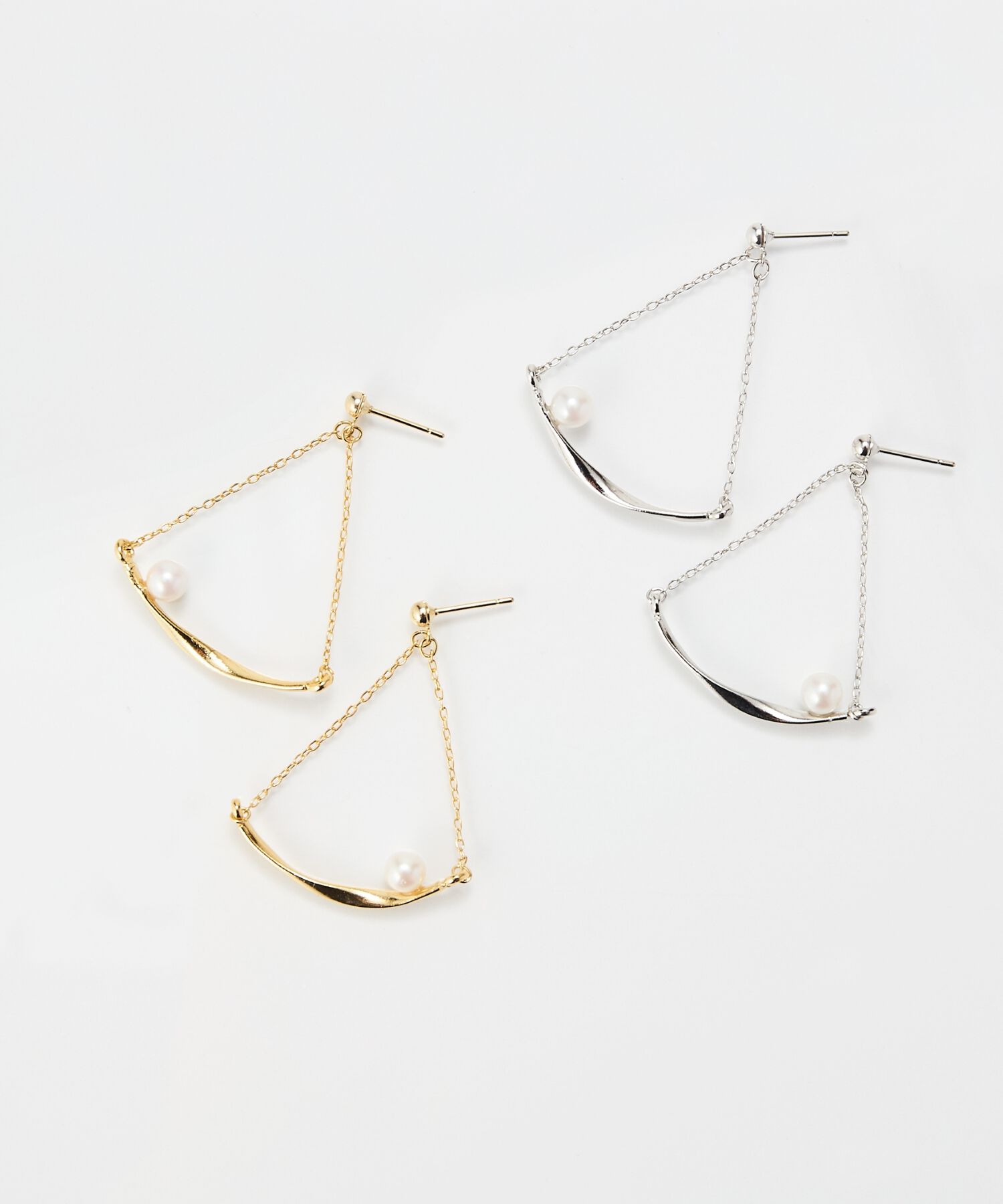 Phoebe「【金属アレルギー対応】スライヴパールトライアングルピアス　シルバー/ニッケルフリー」|ピアス|