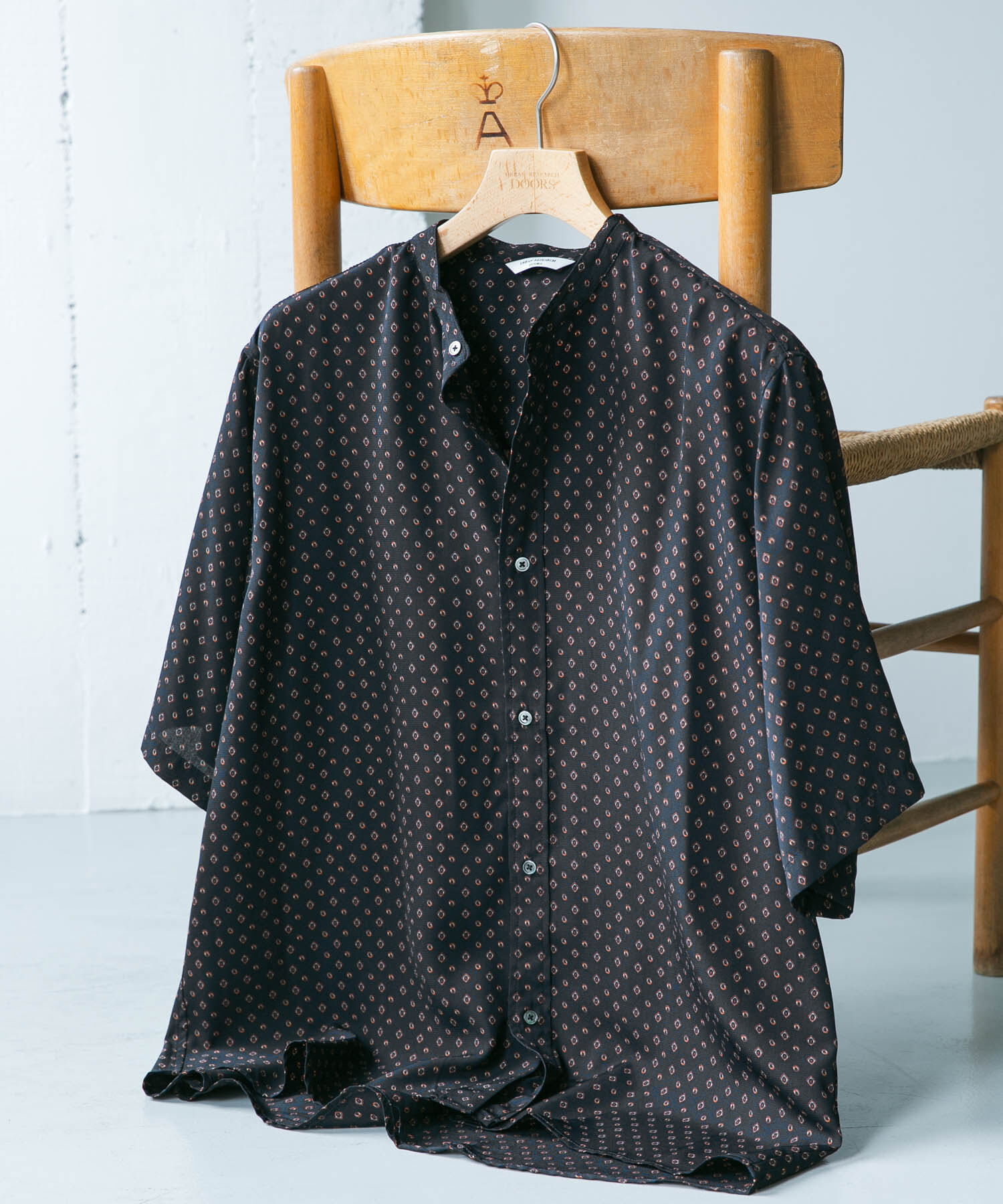 URBAN RESEARCH DOORS「バンドカラーショートスリーブ 総柄シャツ」|シャツ・ブラウス|ネイビー