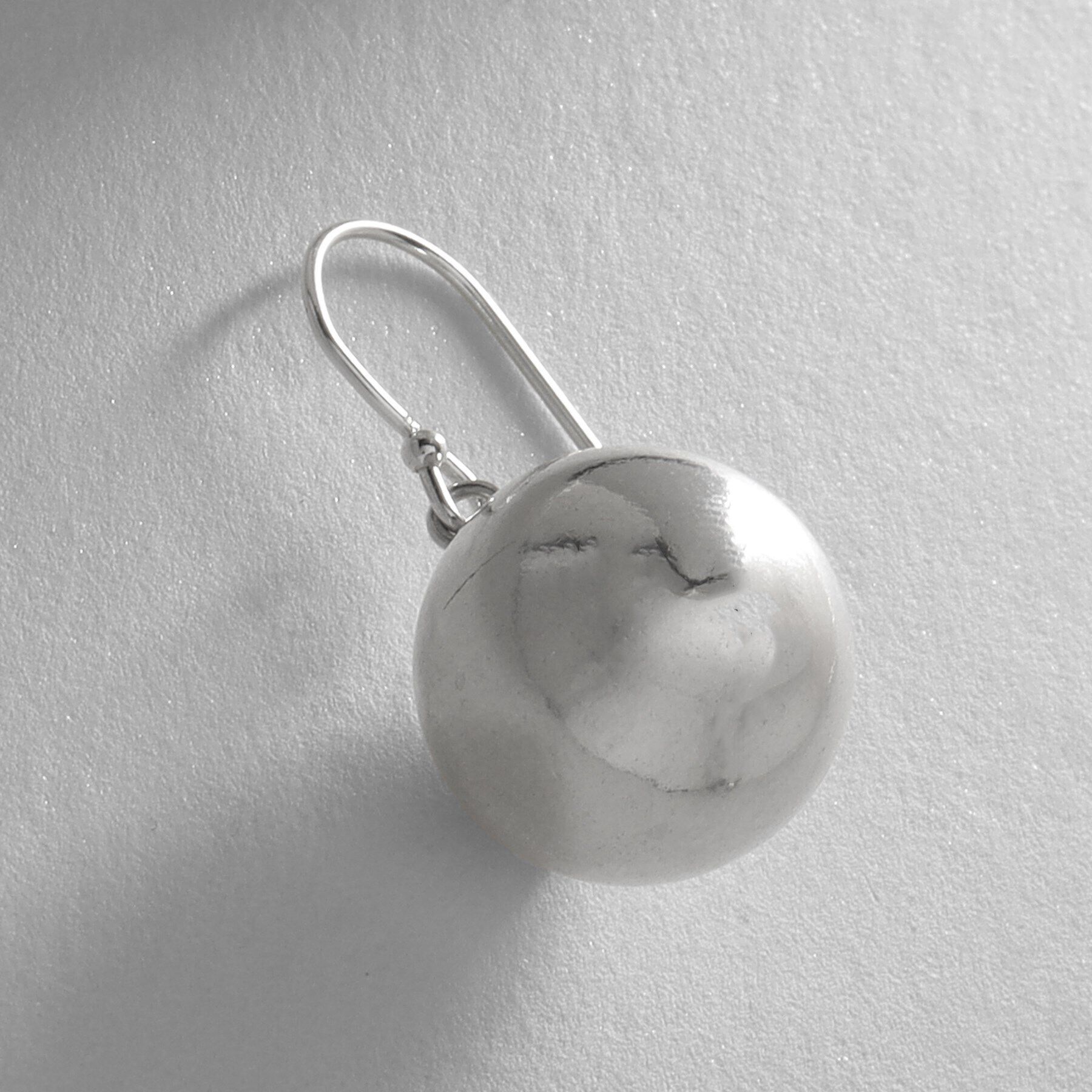 COCOSHNIK ONKITSCH「シルバー ホロウボール フックピアス」|ピアス|