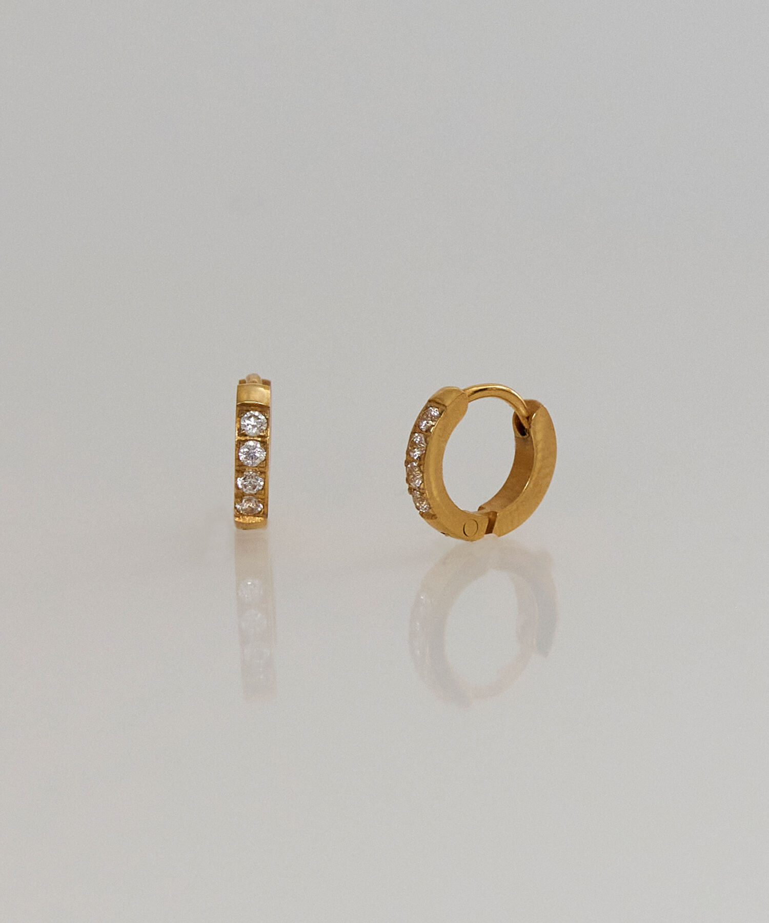 Phoebe「【金属アレルギー対応】ワンタッチビジューフープミニピアス　ゴールド/サージカルステンレス」|ピアス|