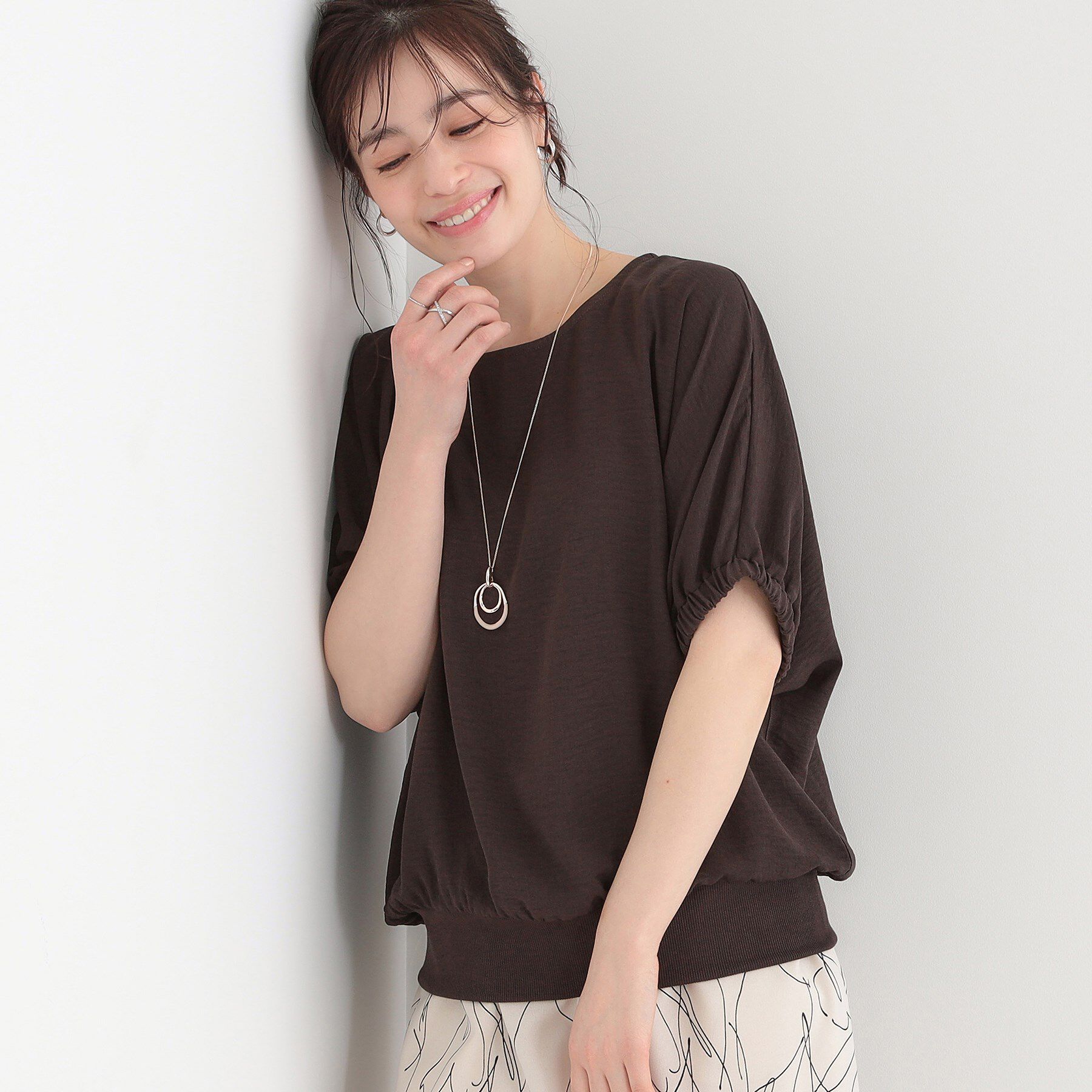 SHOO･LA･RUE「【高レビュー/UV/ひんやり/洗濯後しわになりにくい/5分袖】さらさら ドルマントップス」|シャツ・ブラウス|ブラウン(044)