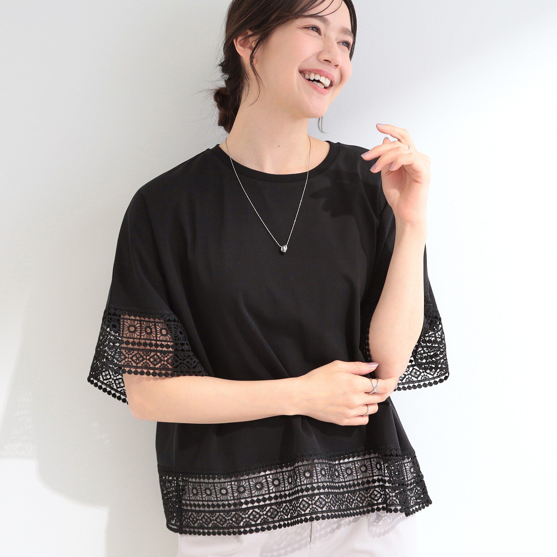 SHOO･LA･RUE「【洗濯機可/ひんやり/体型カバー/S-LL】レース使いがポイント デザインTシャツ」|Tシャツ・カットソー|ブラック(019)