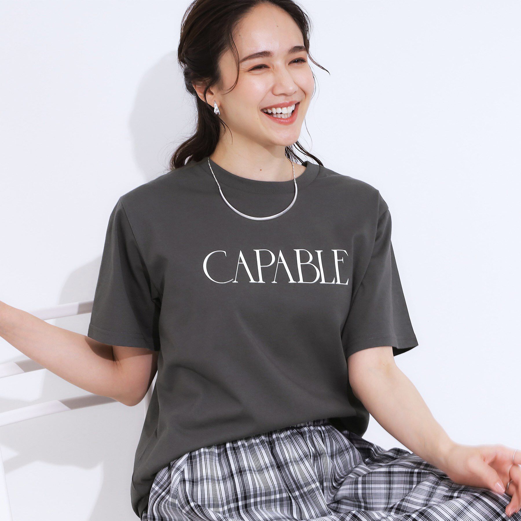 SHOO･LA･RUE「【S-LL/ひんやり/UV】汗をかいても気になりにくい グラフィックTシャツ」|Tシャツ・カットソー|チャコールグレー(1