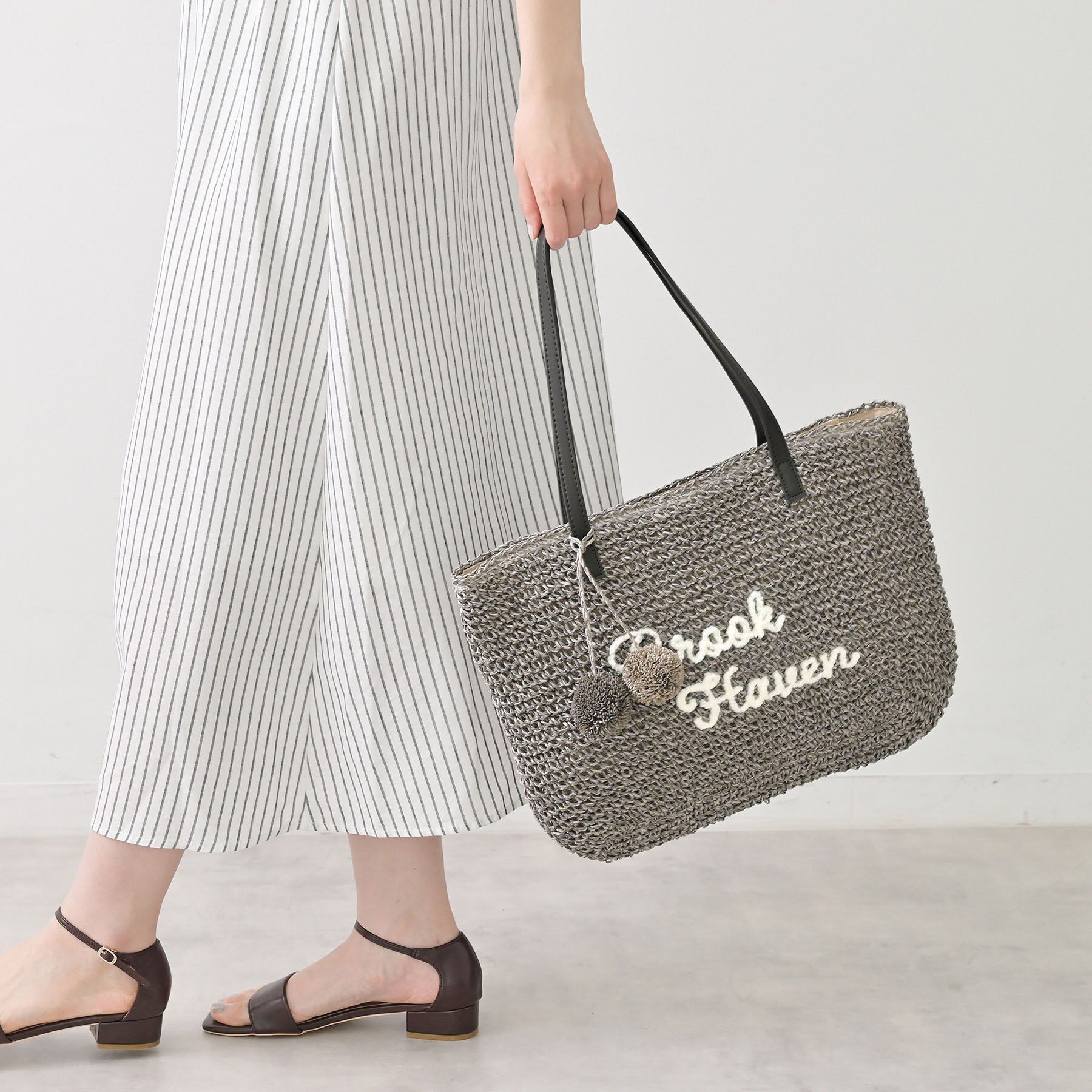 Dessin「【A4収納可】ロゴ刺繍ポンポンチャーム付きペーパーメッシュトート」|トートバッグ|チャコールグレー(5