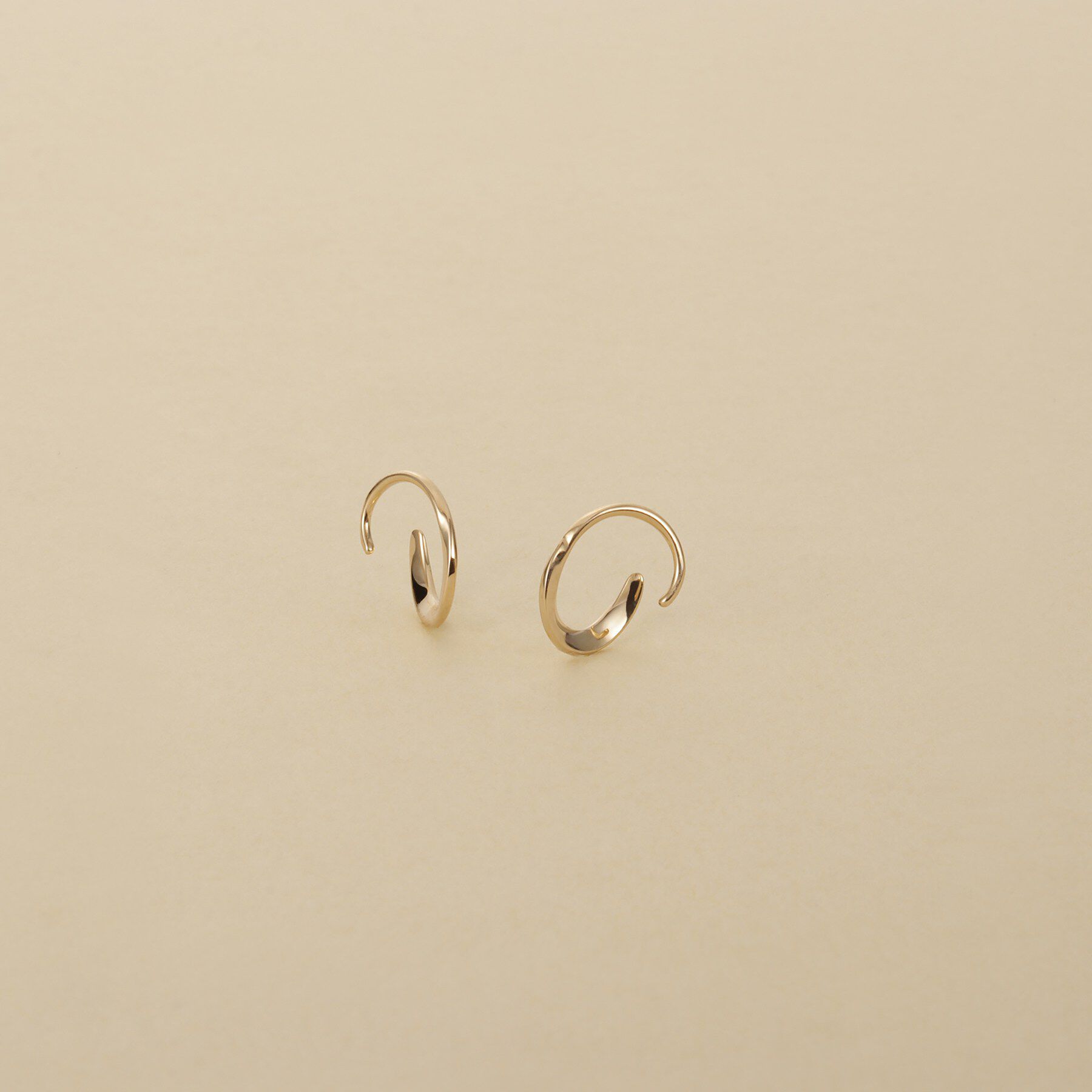 COCOSHNIK ONKITSCH「K10ツイステッドフープピアス」|ピアス|イエローゴールド(1