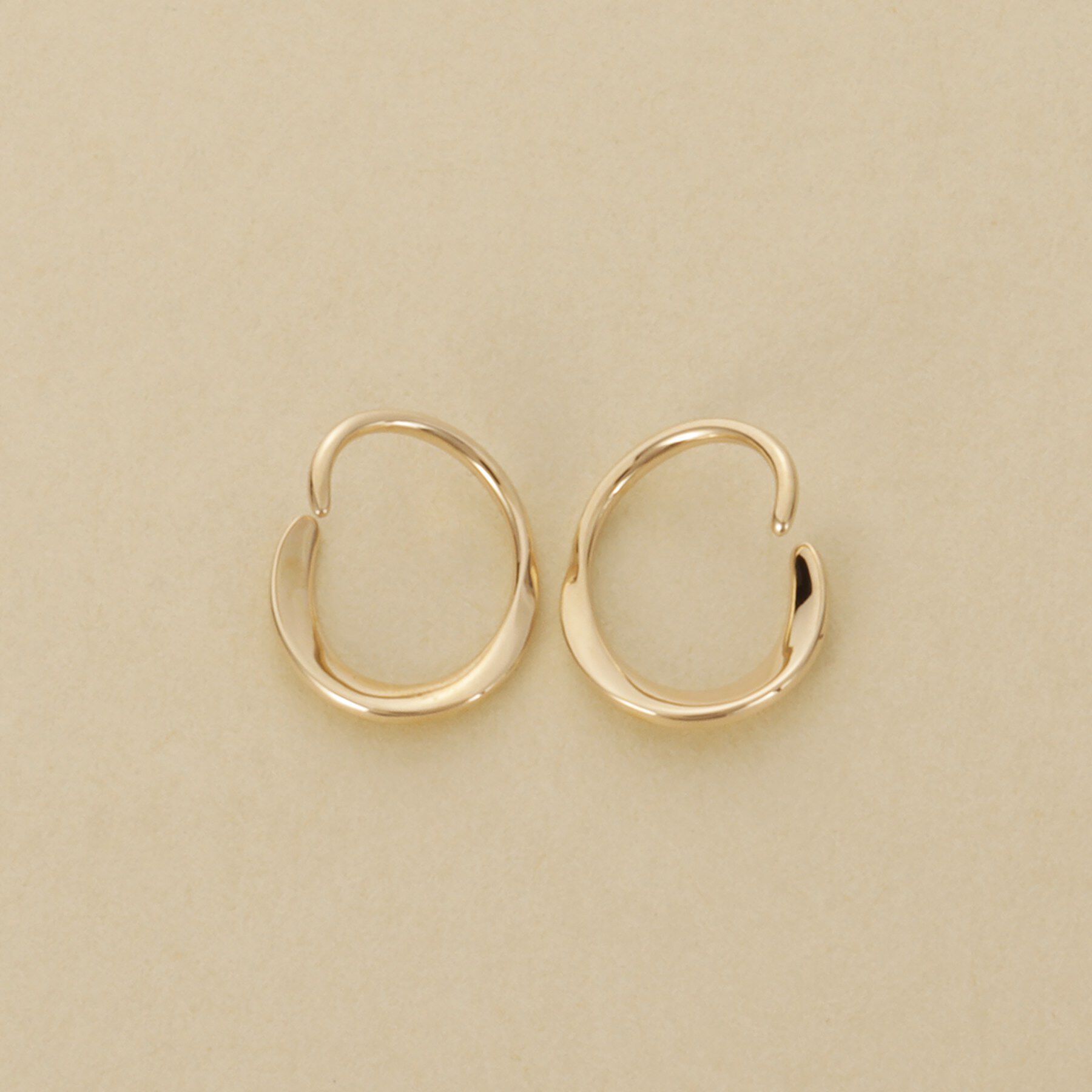 COCOSHNIK ONKITSCH「K10ツイステッドフープピアス」|ピアス|