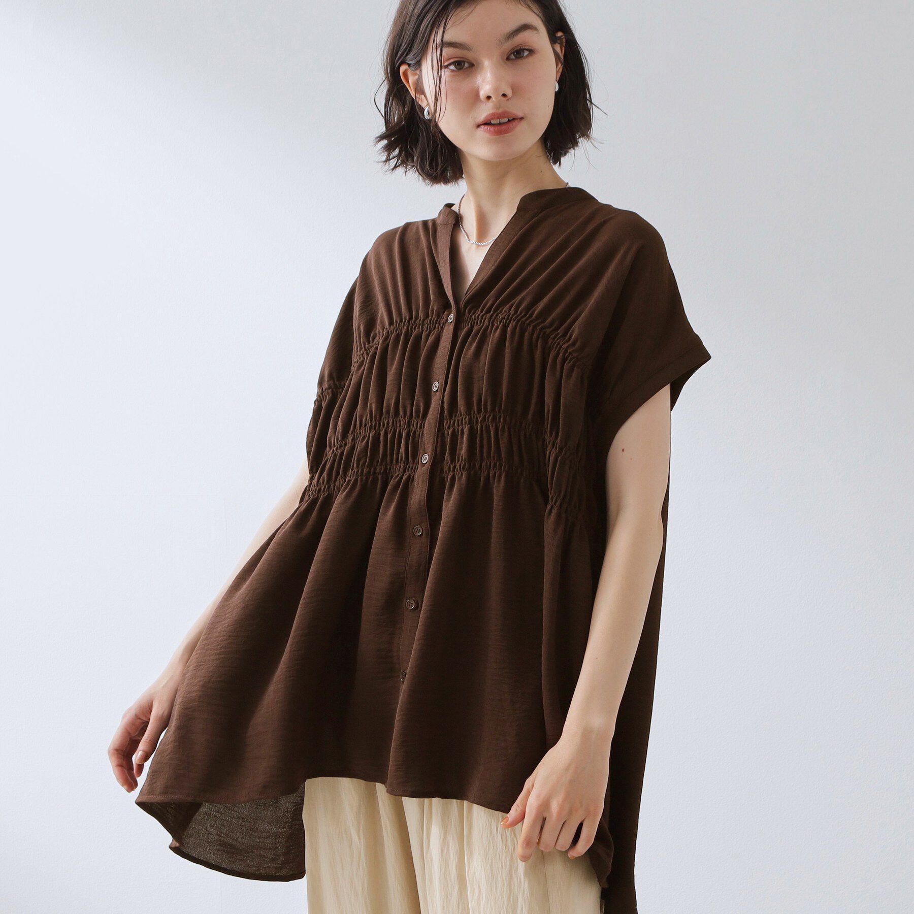 THE SHOP TK「【夏に嬉しい機能つき】ひんやりさらさら シャーリングブラウス」|シャツ・ブラウス|ブラウン(043)