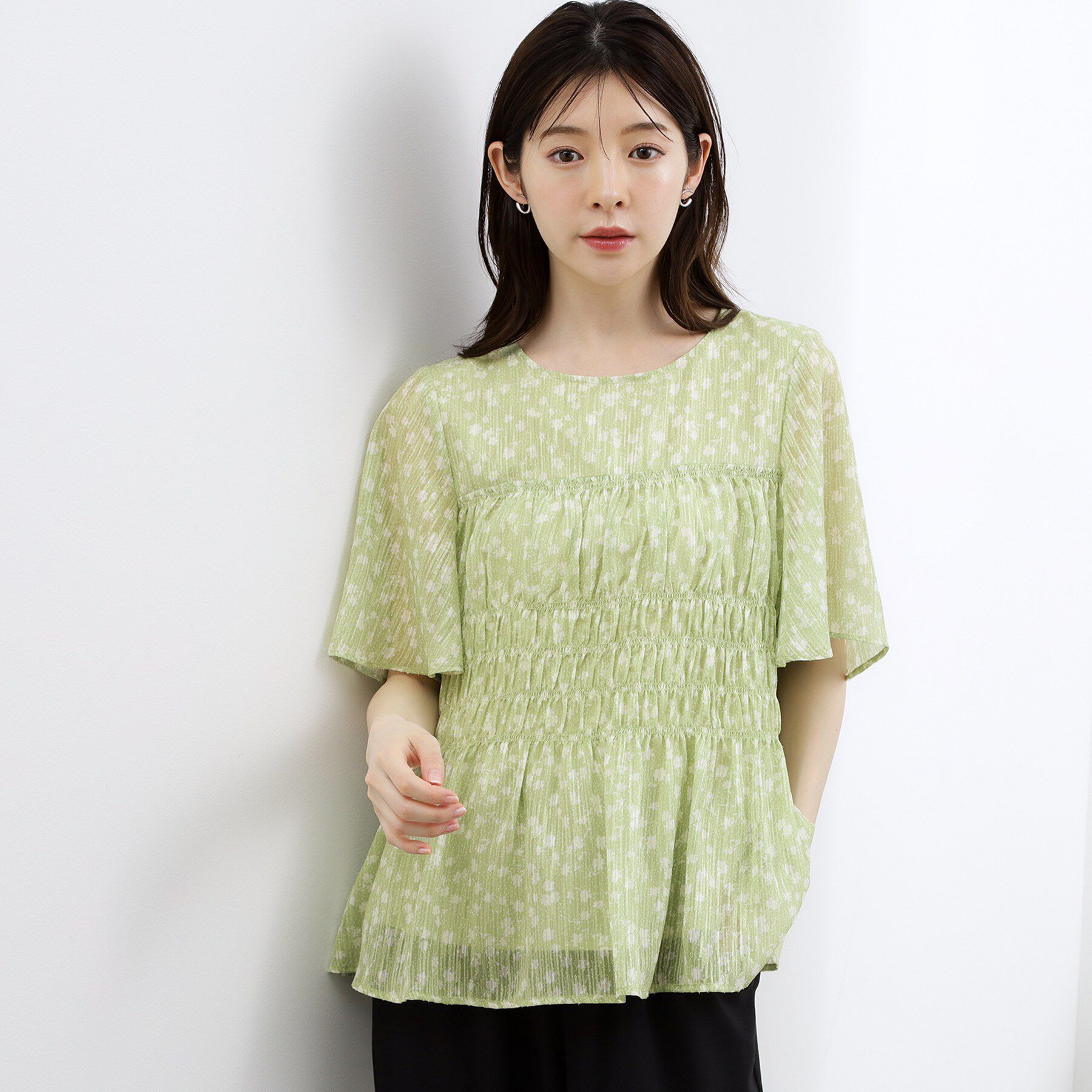 grove「【二の腕・体型カバー】軽やかシャーリングブラウス」|シャツ・ブラウス|花柄ピスタチオ(12