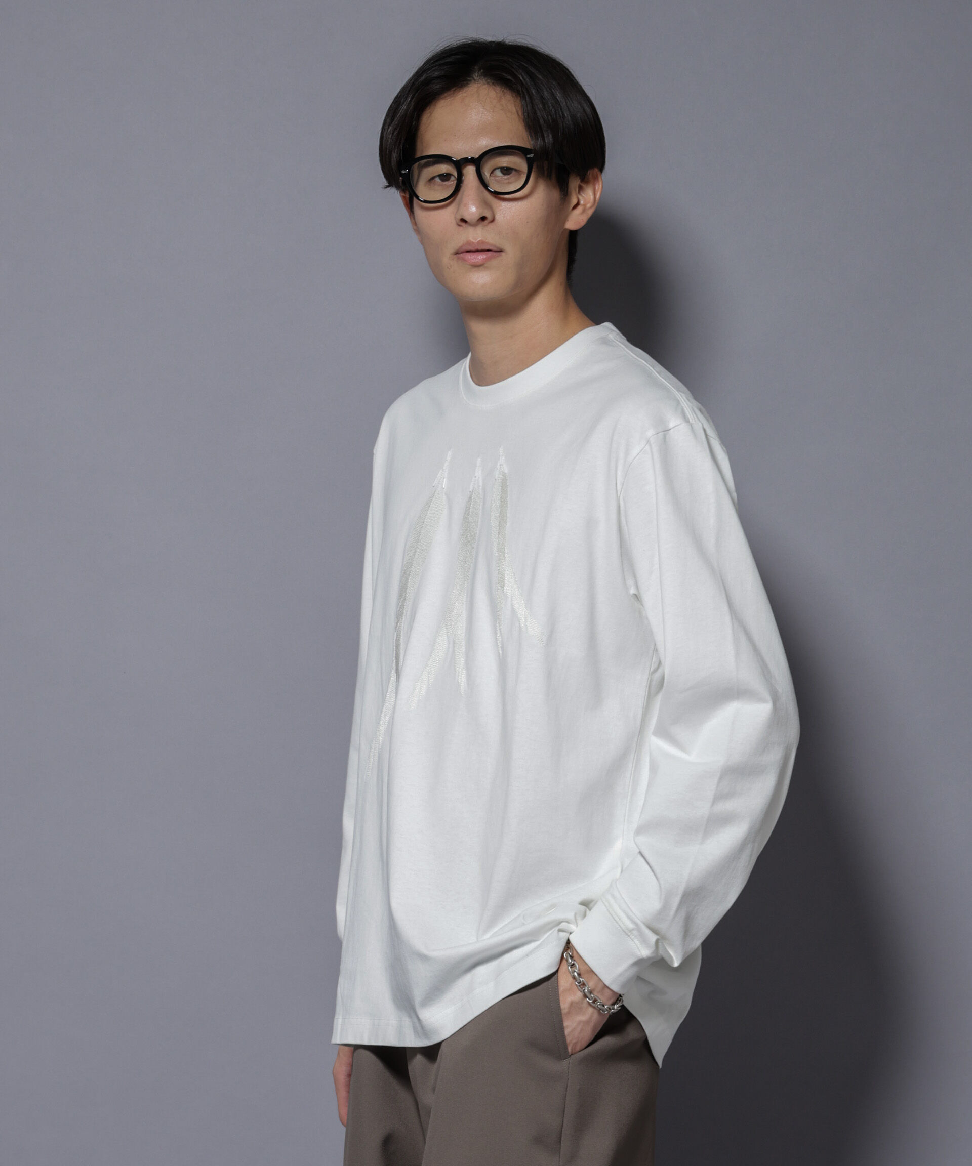NANO universe「フェザー エンブロイダリー ロングスリーブTシャツ」|Tシャツ・カットソー|ホワイト