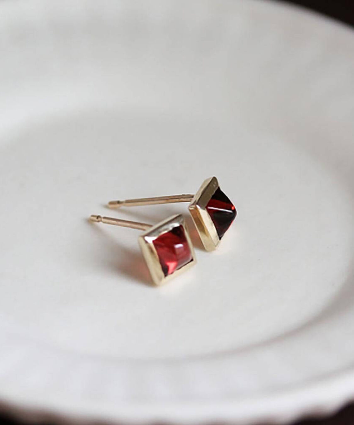  「ガーネット スクエア ピアス | K10YG」|ピアス|
