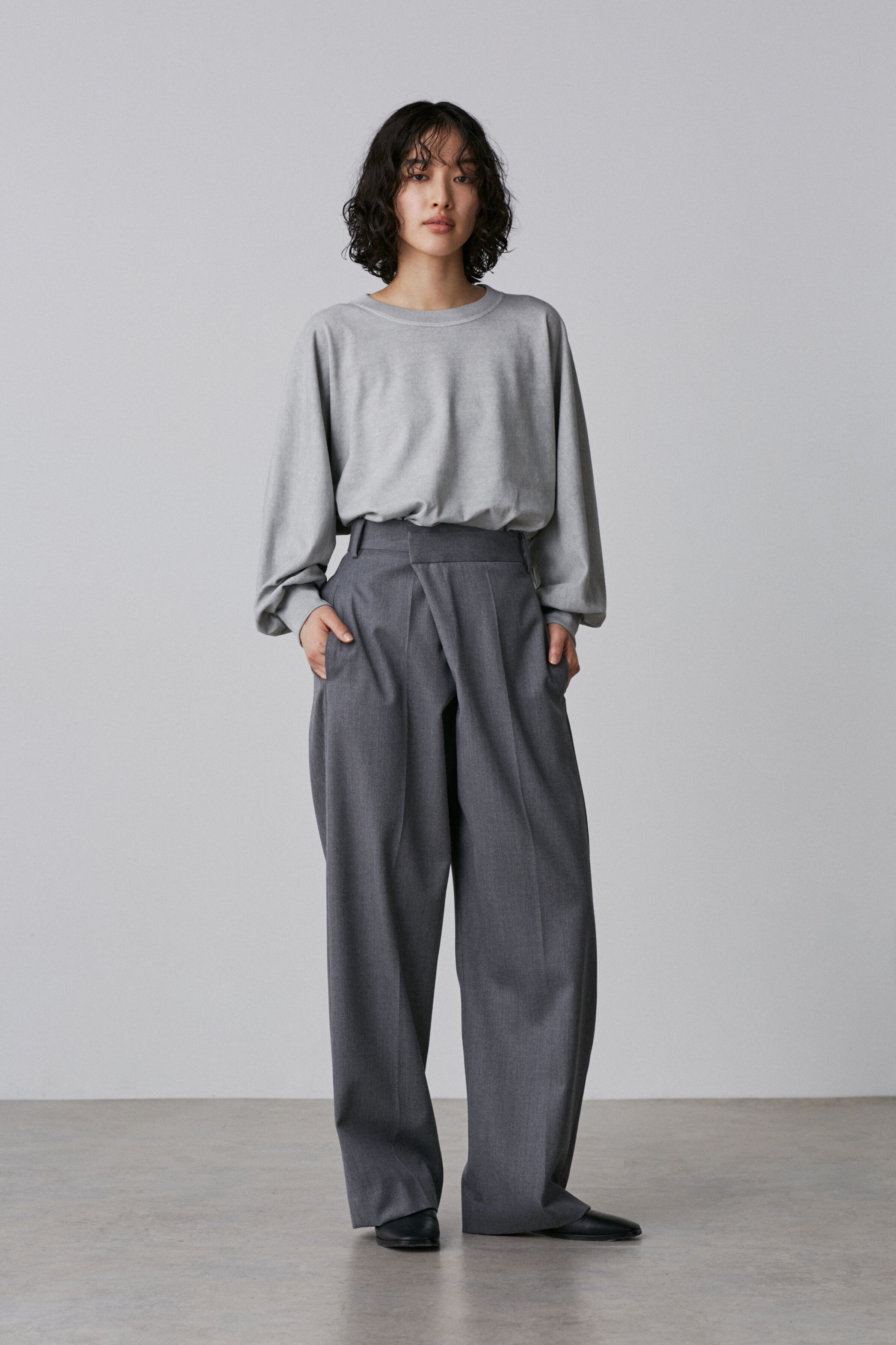 YLEVE 「YLEVE / WOOL SURGE TROUSERS」|その他|グレー