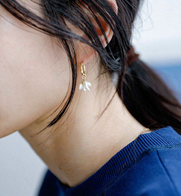 quaranciel「quaranciel: ミニ 淡水パール フラワーデザイン フープ ピアス」|ピアス|ゴールド