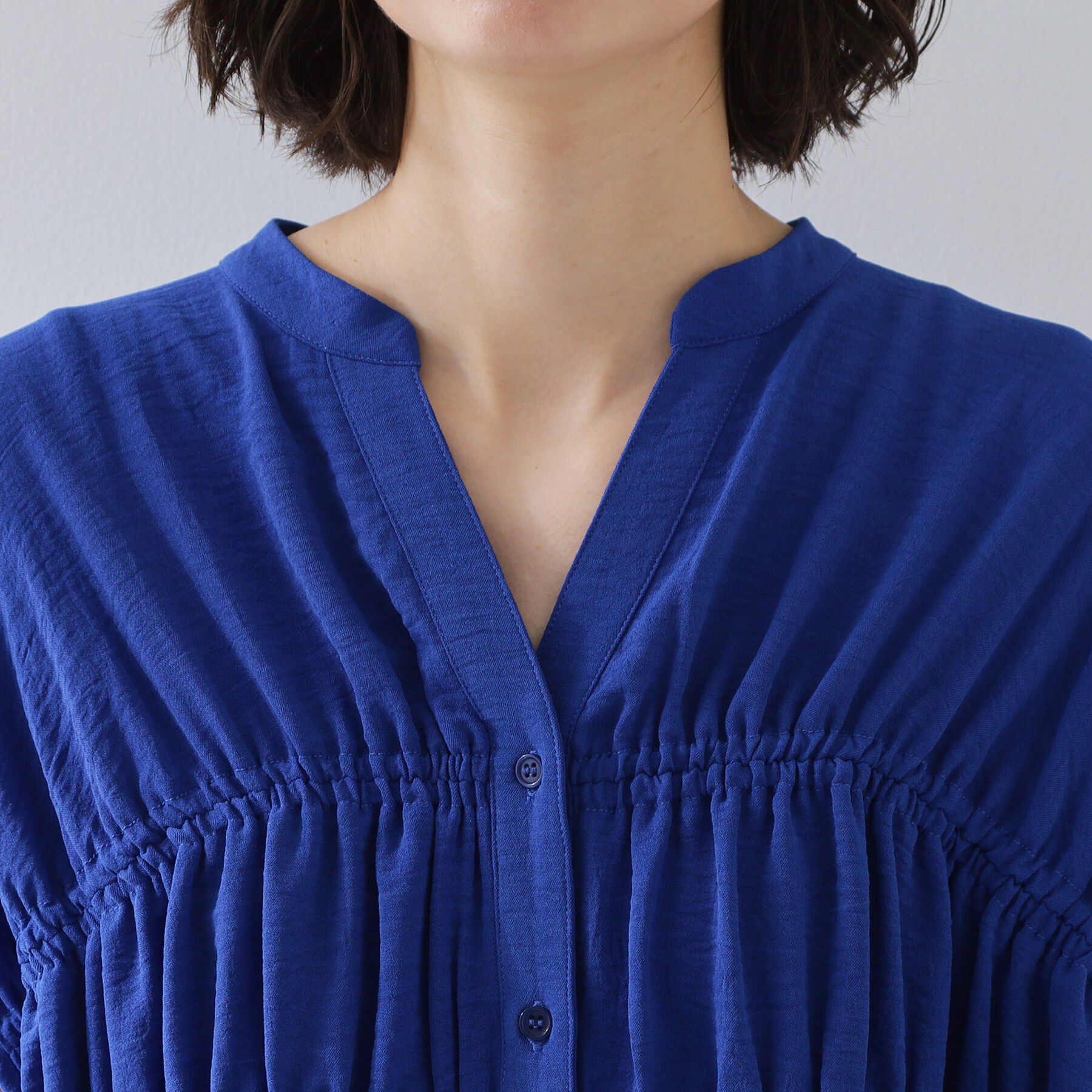 THE SHOP TK「【夏に嬉しい機能つき】ひんやりさらさら シャーリングブラウス」|シャツ・ブラウス|