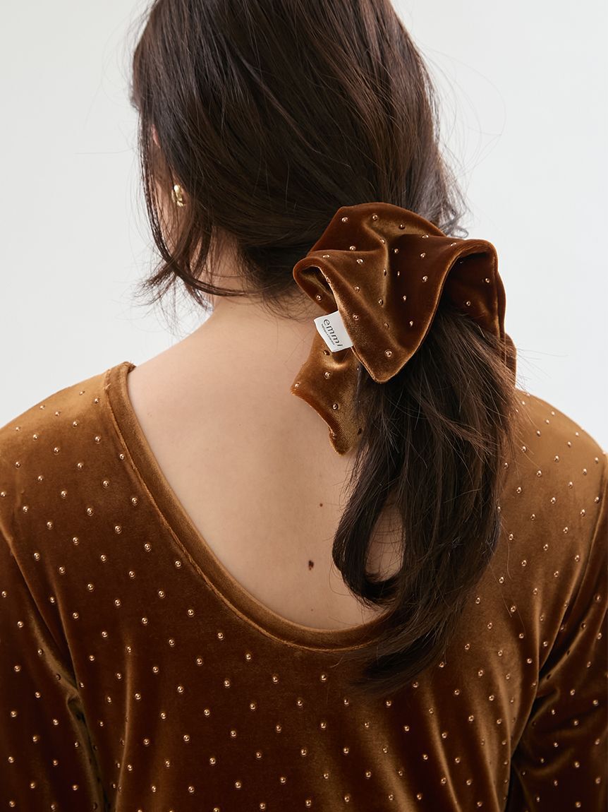 emmi atelier「ドットベロアスクエアビッグシュシュ」|ヘアバンド|