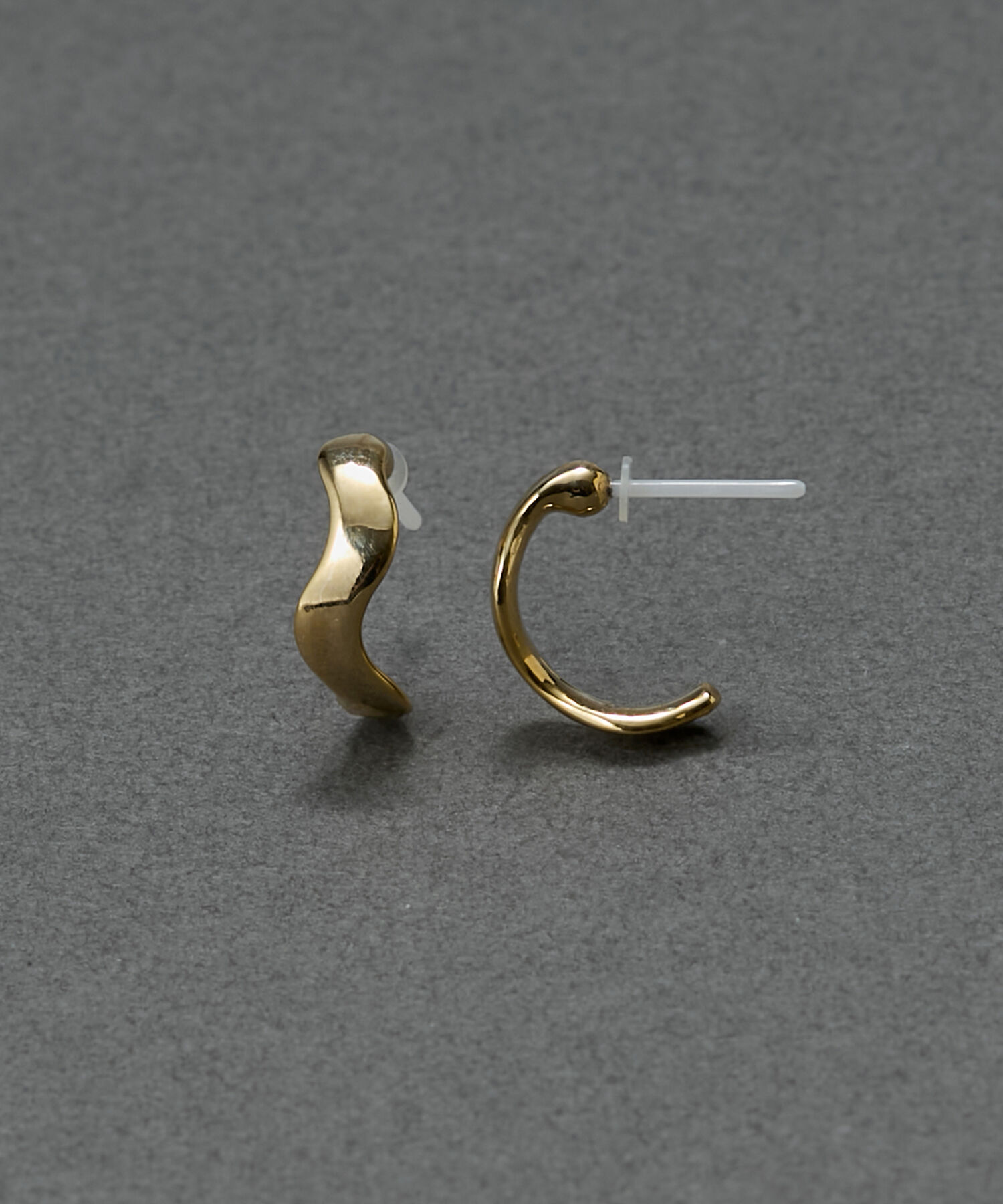 Phoebe「【金属アレルギー対応】リップルフープセラミックポストピアス　ゴールド/ニッケルフリー」|ピアス|