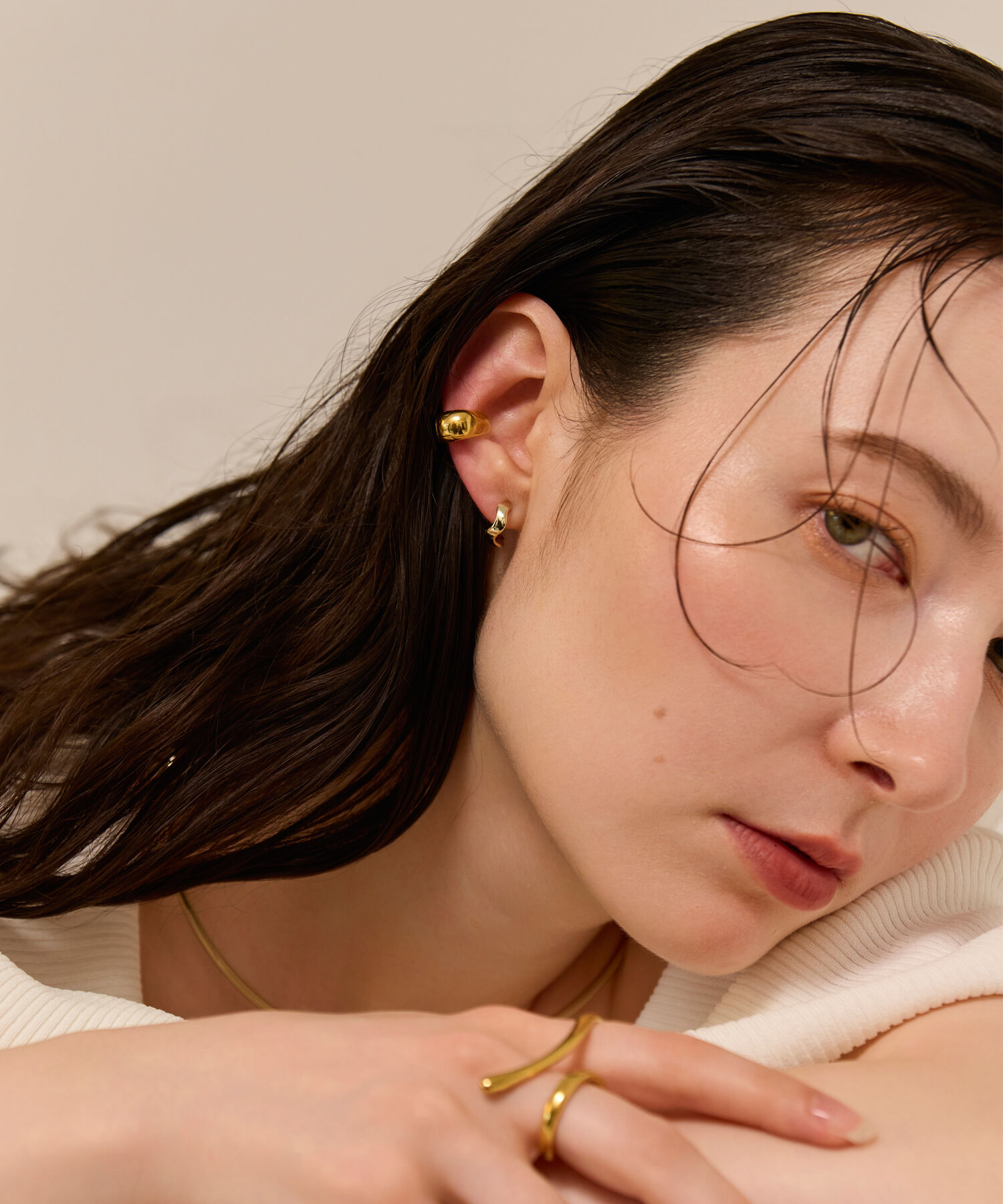 Phoebe「【金属アレルギー対応】【痛くないシリーズ】リップルフープライトフィットイヤリング　ゴールド」|イヤリング|