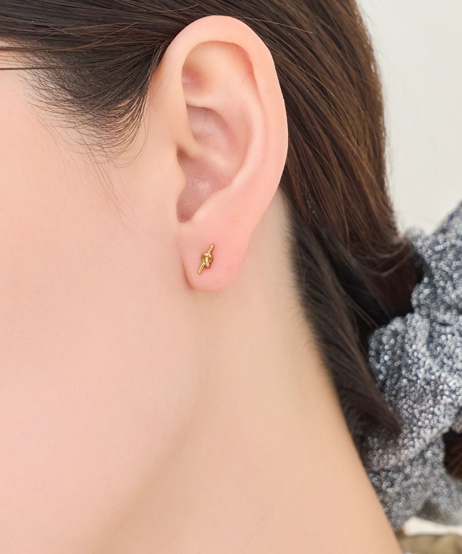 Phoebe「【金属アレルギー対応】プチノットピアス　ゴールド/サージカルステンレス」|ピアス|