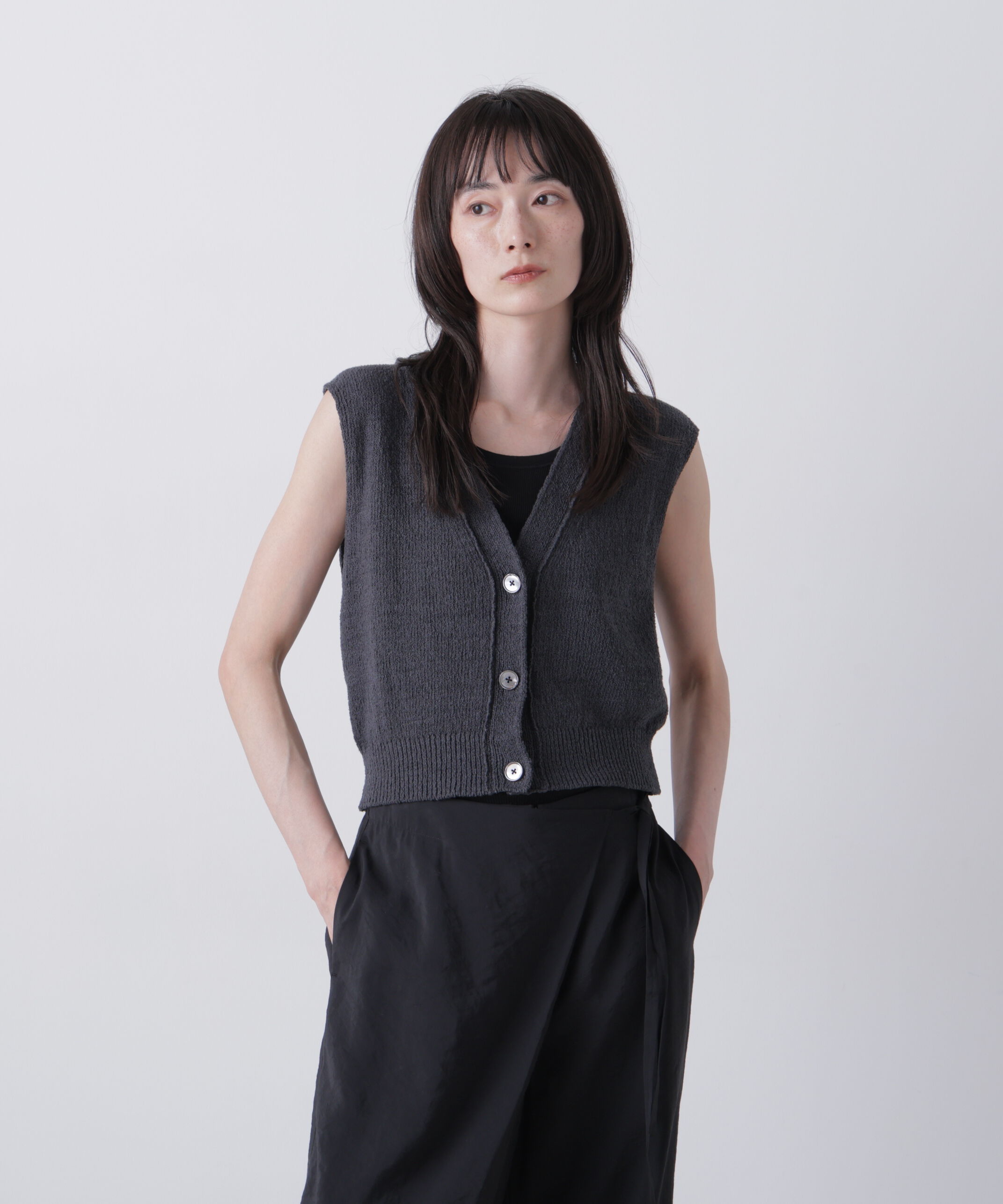 YLEVE 「YLEVE / COTTON BOUCLE KNIT VEST」|ニット・セーター|CHARCOAL3