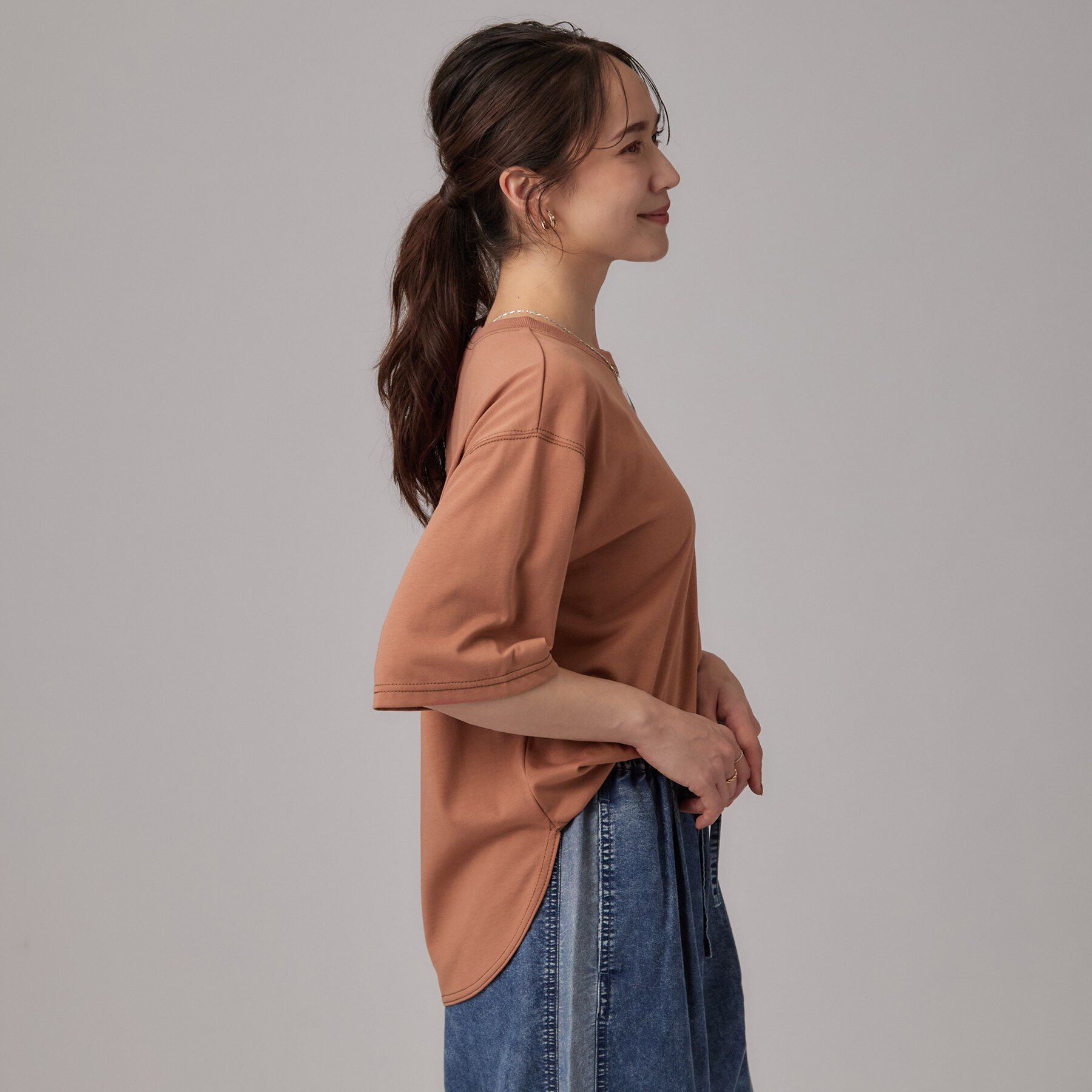 SHOO･LA･RUE「【体型カバー】インせず着られる 配色ステッチロゴTシャツ」|Tシャツ・カットソー|