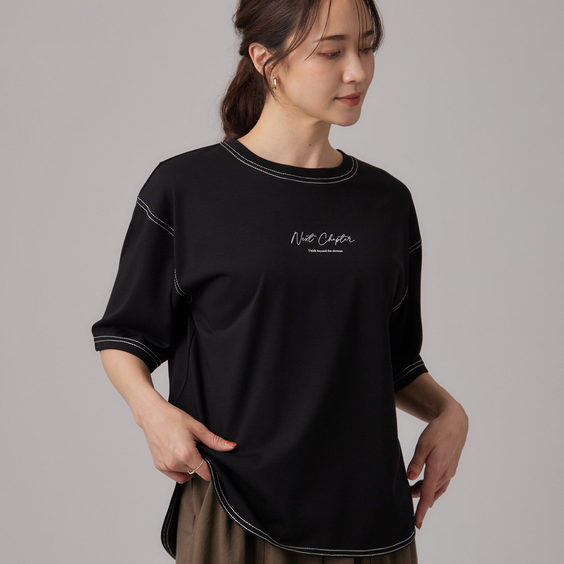 SHOO･LA･RUE「【体型カバー】インせず着られる 配色ステッチロゴTシャツ」|Tシャツ・カットソー|ブラック(019)