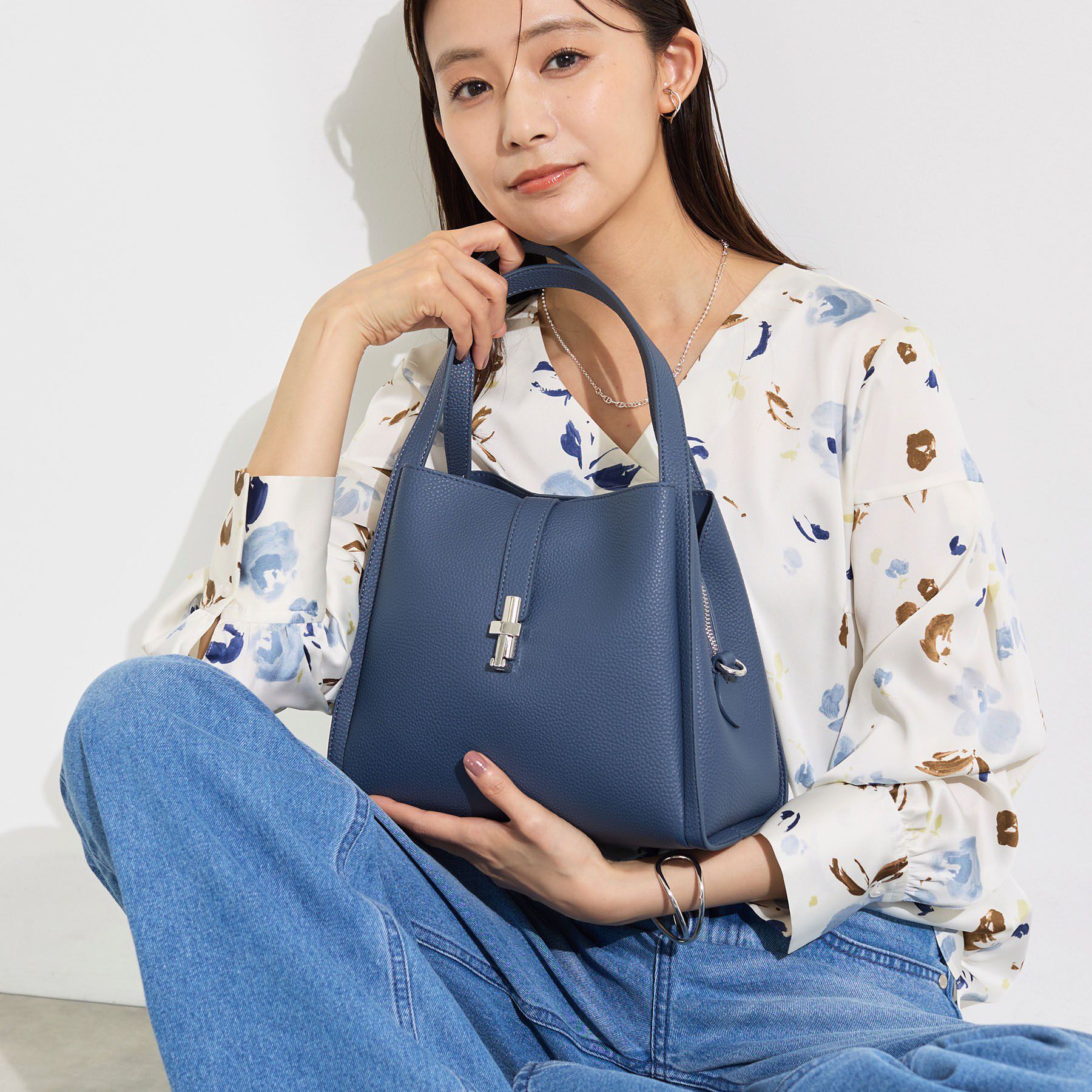 INDIVI「【合皮／ショルダー付】メタルデザイン ミドルバッグ」|トートバッグ|ネイビー(094)