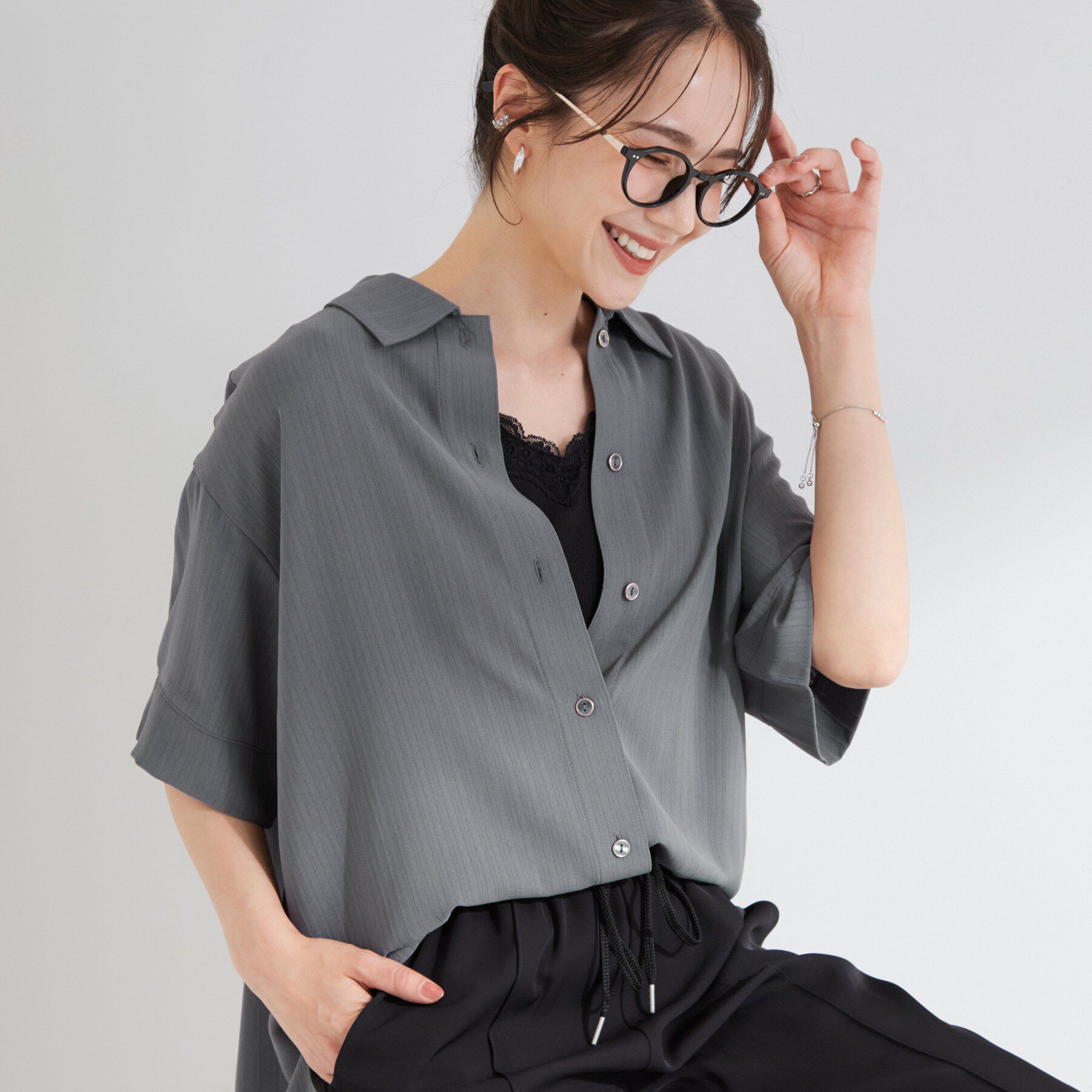 SHOO･LA･RUE「【さらり快適/ひんやり/S-LL】洗濯後しわになりにくい とろみストライプシャツ」|シャツ・ブラウス|チャコールグレー(0